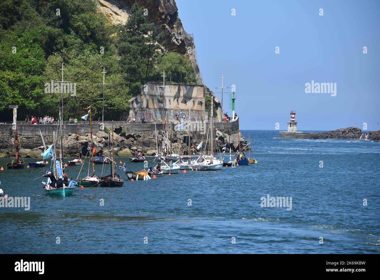 Pasaia, Spanien - 27. Mai 2022: Hochschiffe und Segelboote beim Pasaia Maritime Festival, Gipzukoa, Spanien Stockfoto
