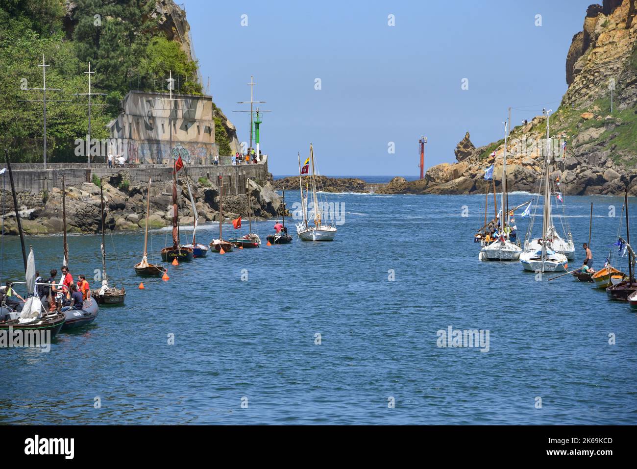 Pasaia, Spanien - 27. Mai 2022: Hochschiffe und Segelboote beim Pasaia Maritime Festival, Gipzukoa, Spanien Stockfoto