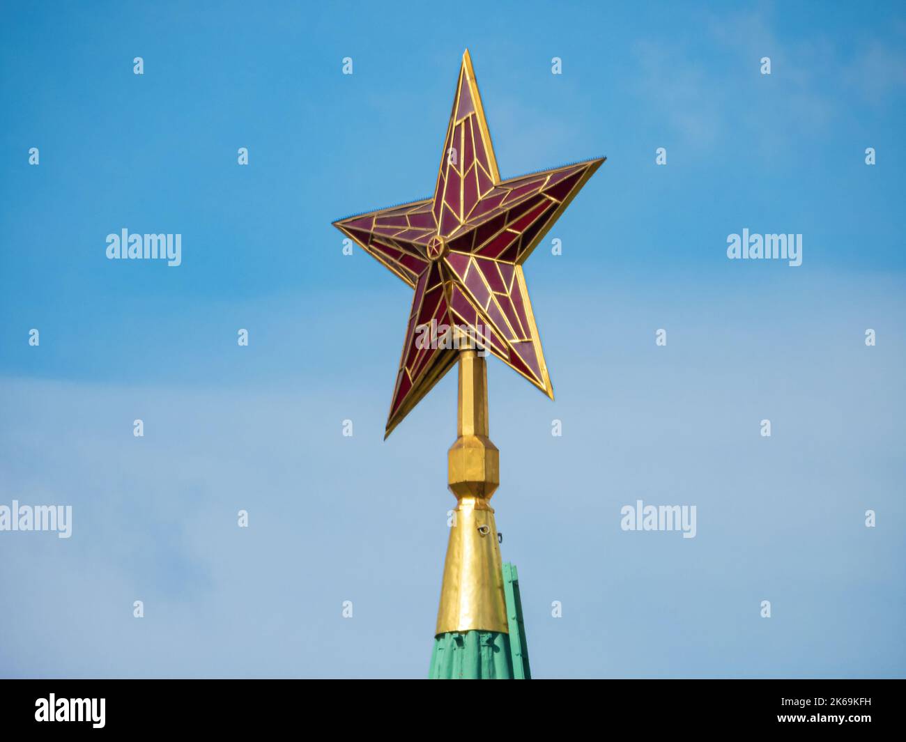 Moskau, Russland - 22. Mai 2019: Roter Ruben-Stern auf dem Nikolskaya-Turm des Moskauer Kremls, an einem sonnigen Tag Stockfoto