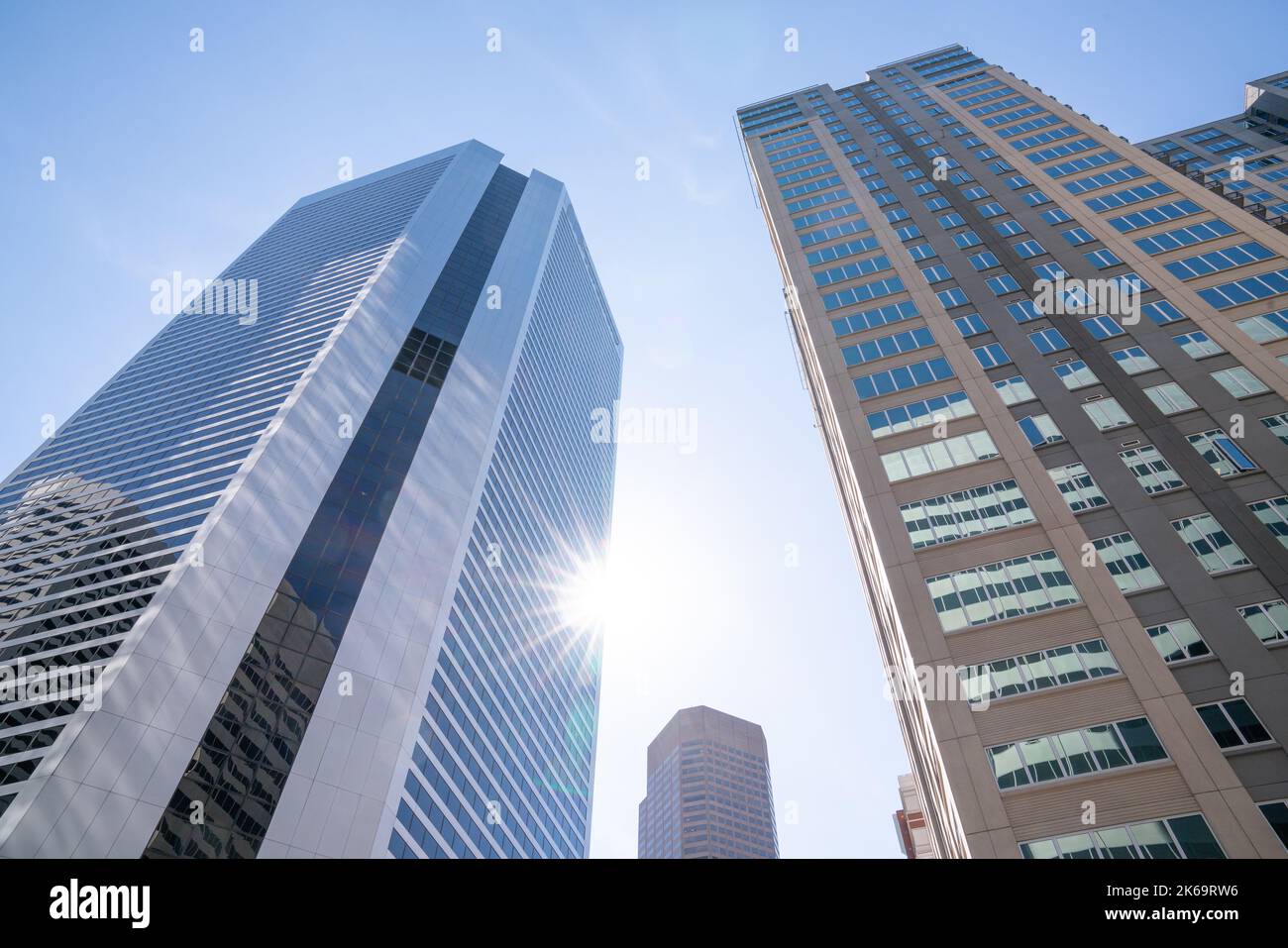 Blick aus der Nähe auf hohe Wolkenkratzer in der Innenstadt Stockfoto