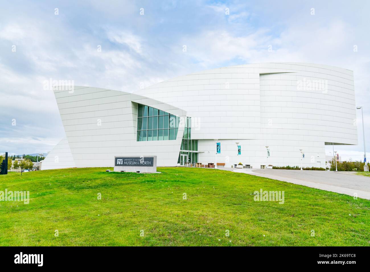 Fairbanks, Alaska - 28. August 2022: Außenansicht des Museum of the North Building an der University of Alaska in Fairbanks Stockfoto