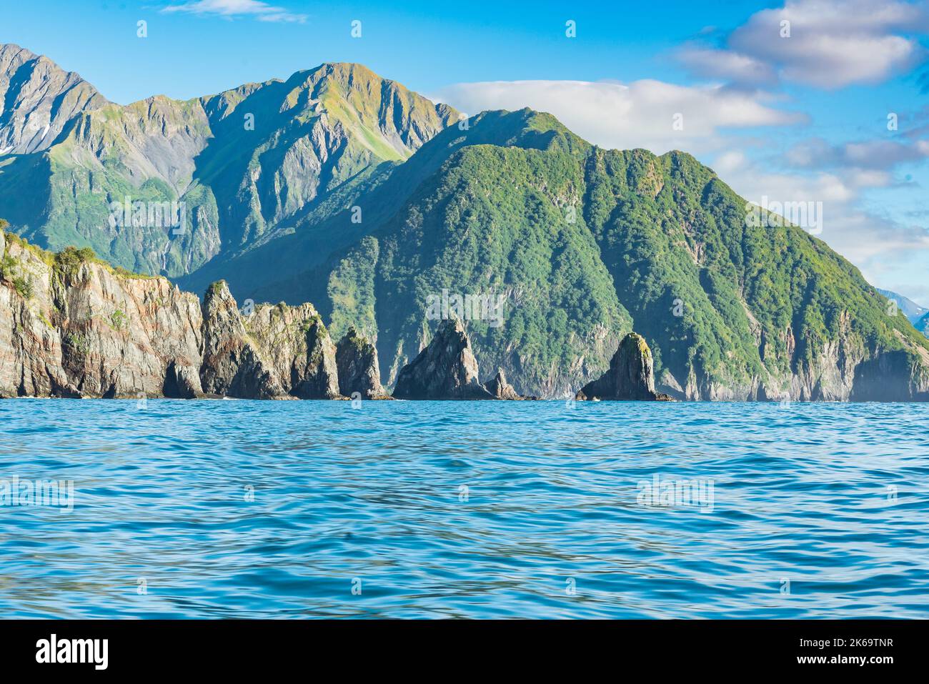 Berge und Meer stapeln sich entlang der zerklüfteten Küste der Resurrection Bay in der Nähe von Seward, Alaska Stockfoto