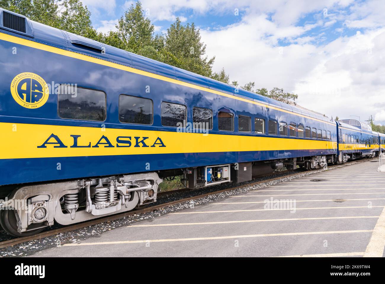 Seward, Alaska - 1. September 2022: Ein Personenzug der Alaska Railroad wartet auf die Abfahrt vom Seward Bahnhof. Stockfoto