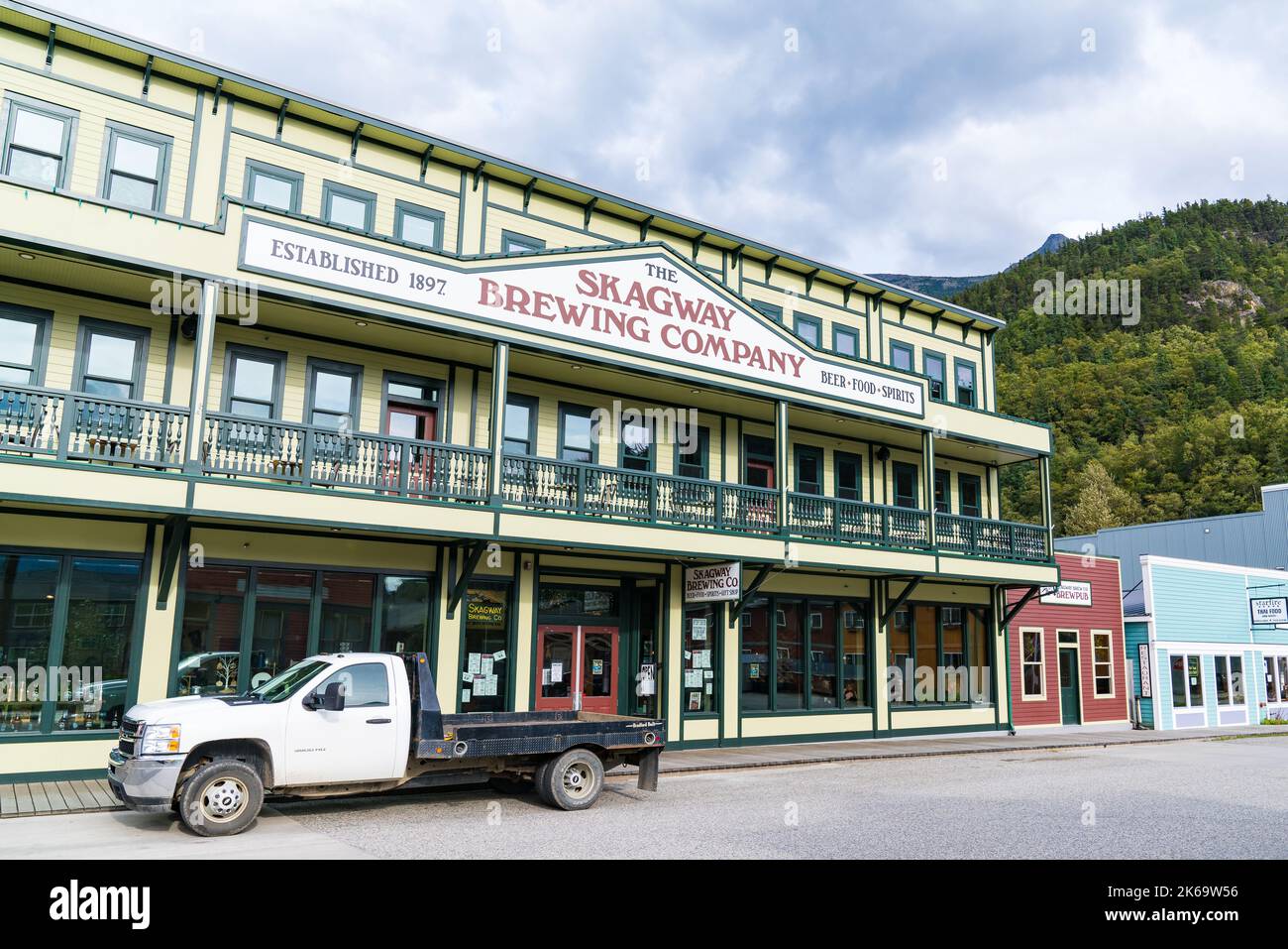 Skagway, Alaska - 7. September 2022: Frontfassade der Skagway Brewing Company in Skagway, Alaska. Die Brauerei stammt aus dem Jahr 1897. Stockfoto