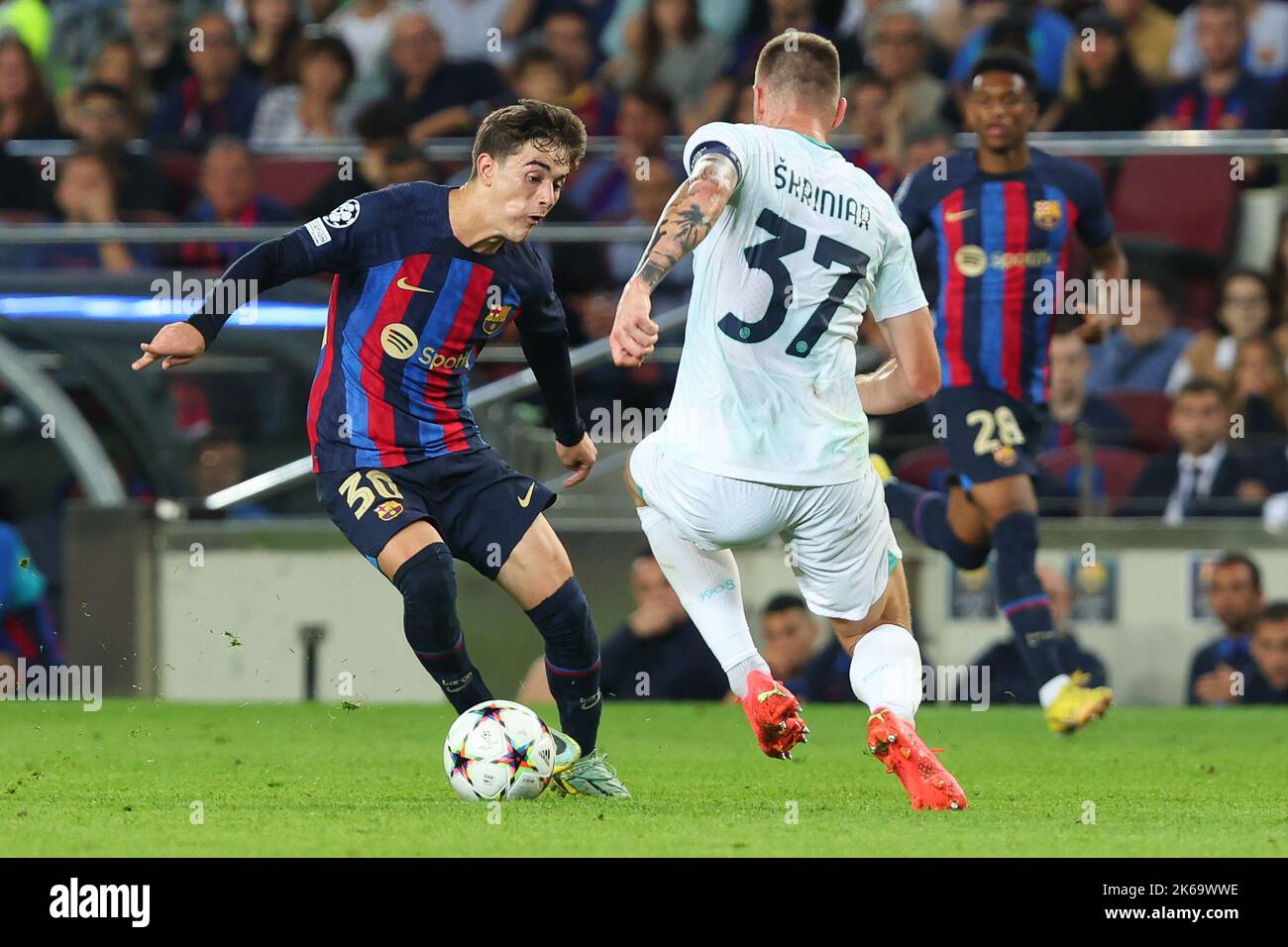 Barcelona, Spanien. 12. Oktober 2022. Gavi vom FC Barcelona im Einsatz mit Milan Skriniar vom FC Internazionale während des UEFA Champions League-Spiels zwischen dem FC Barcelona und dem FC Internazionale Mailand im Camp Nou in Barcelona, Spanien. Bild: DAX Images/Alamy Live News Stockfoto