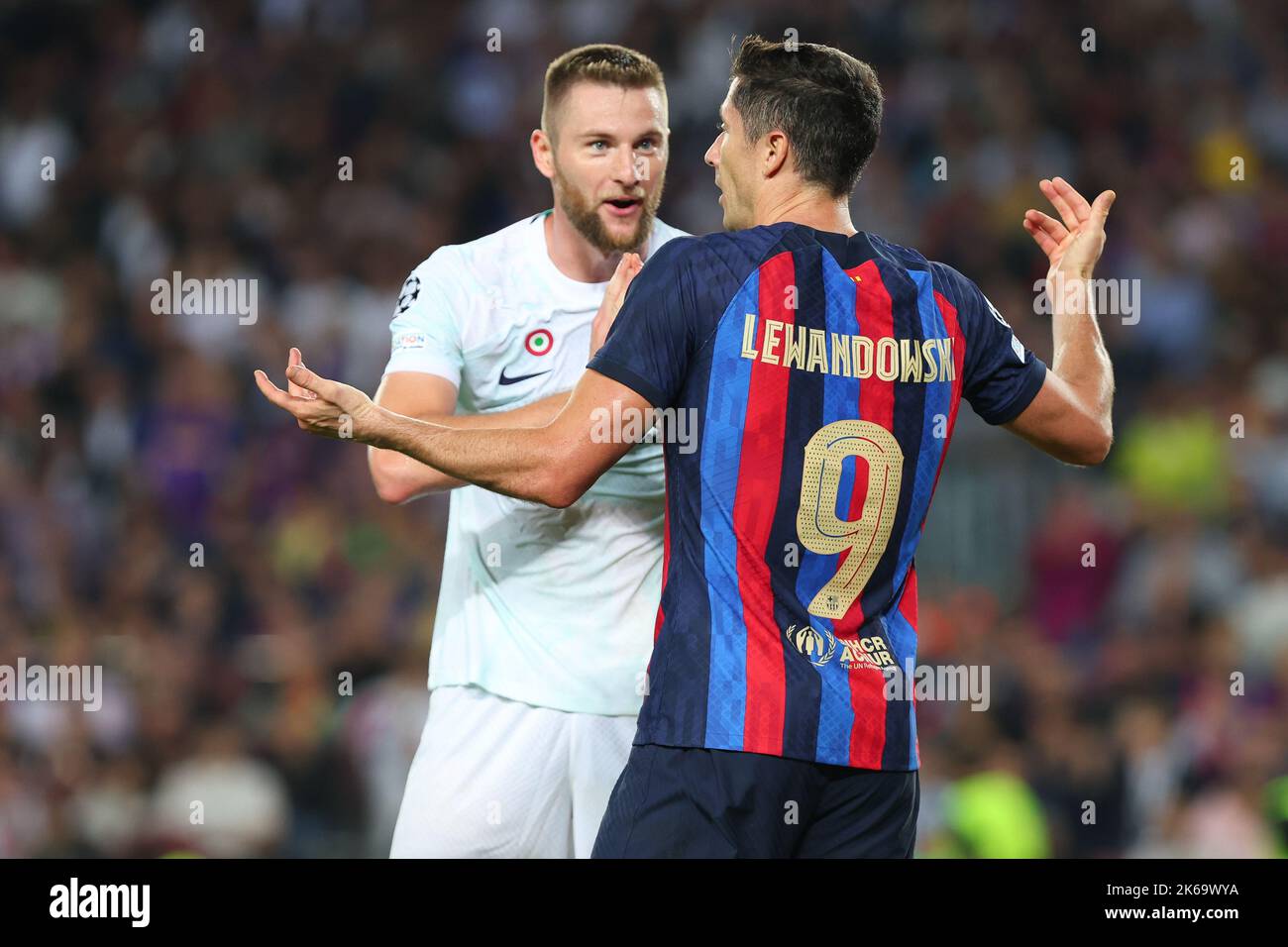 Barcelona, Spanien. 12. Oktober 2022. Robert Lewandowski vom FC Barcelona mit Milan Skriniar vom FC Internazionale während des UEFA Champions League-Spiels zwischen dem FC Barcelona und dem FC Internazionale Mailand im Camp Nou in Barcelona, Spanien. Bild: DAX Images/Alamy Live News Stockfoto