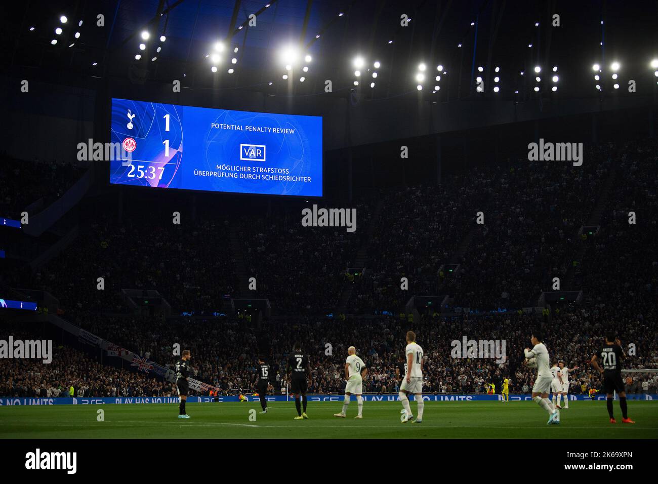 London, Großbritannien. 12. Oktober 2022. Der Anzeiger zeigt, dass der VAR auf eine mögliche Strafe prüft. UEFA Champions League, Spiel der Gruppe D, Tottenham Hotspur gegen Eintracht Frankfurt am Mittwoch, 12.. Oktober 2022, im Tottenham Hotspur Stadium in London. Dieses Bild darf nur für redaktionelle Zwecke verwendet werden. Nur zur redaktionellen Verwendung, Lizenz für kommerzielle Nutzung erforderlich. Keine Verwendung bei Wetten, Spielen oder Publikationen eines einzelnen Clubs/einer Liga/eines einzelnen Spielers. PIC by Sandra Mailer/Andrew Orchard Sports Photography/Alamy Live News Credit: Andrew Orchard Sports Photography/Alamy Live News Stockfoto