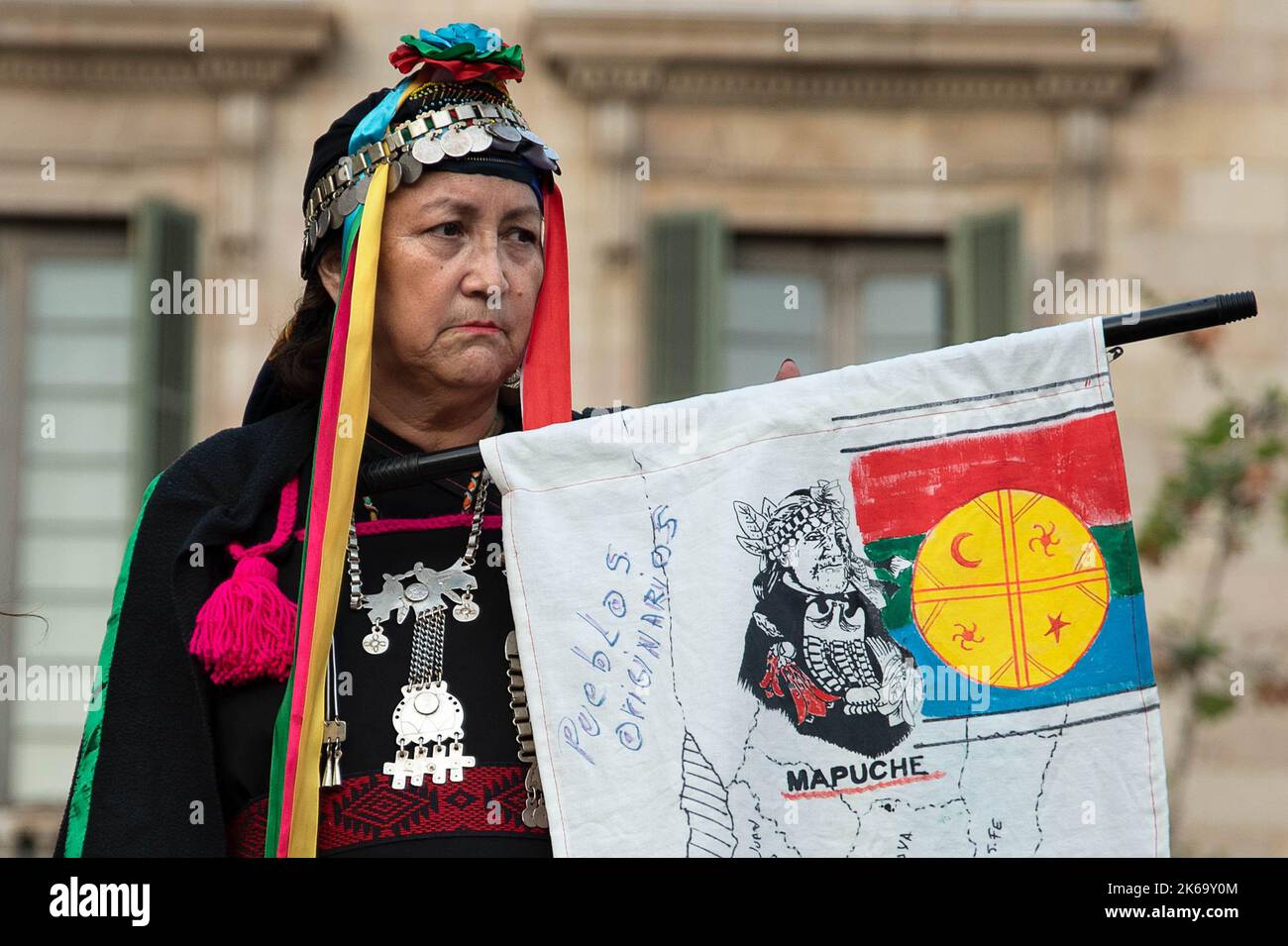 Barcelona, Spanien. 12. Oktober 2022. Eine Frau in Tracht der Mapuche-Indianer nimmt an der Demonstration Teil. Hunderte lateinamerikanischer Migranten gingen auf die Straßen des ikonischen Denkmals von Christoph Kolumbus, der für das Massaker an den Ureinwohnern in Amerika verantwortlich war, um ihre Rechte einzufordern und die Menschen daran zu erinnern, dass es am 12. Oktober, dem so genannten Columbus Day, nichts zu feiern gibt. (Foto von Ximena Borrazas/SOPA Images/Sipa USA) Quelle: SIPA USA/Alamy Live News Stockfoto