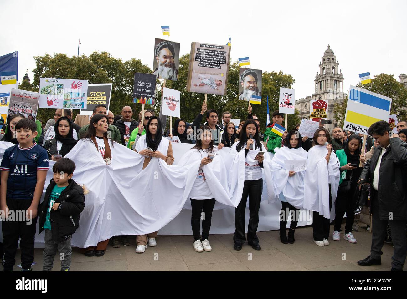 Westminster, London, Großbritannien. 12.. Oktober 2022. Hunderte von Männern, Frauen und Kindern veranstalteten heute nach dem Selbstmordanschlag am 30.. September im Kaaj Higher Educational Center in Kabul, Afghanistan, einen Stop-Hazara-Genozid-Protest vor dem Parlament. Bei dem Selbstmordattentat wurden 53 Menschen getötet und über 100 verletzt. Viele von ihnen waren junge Hazara-Mädchen, die zum Zeitpunkt des Angriffs Prüfungen abgelegt hatten. Niemand hat die Verantwortung für die Morde übernommen. Quelle: Maureen McLean/Alamy Live News Stockfoto