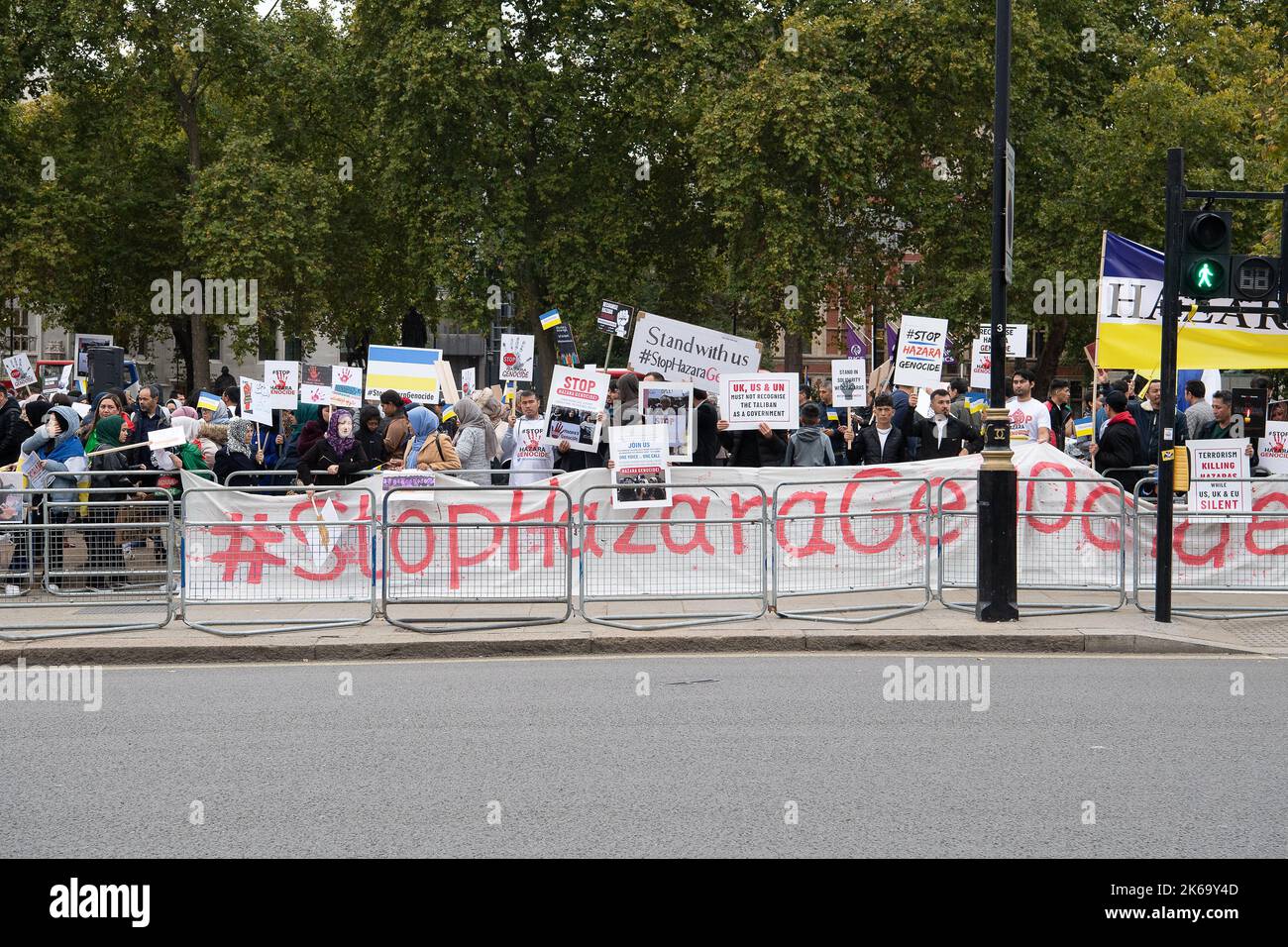 Westminster, London, Großbritannien. 12.. Oktober 2022. Hunderte von Männern, Frauen und Kindern veranstalteten heute nach dem Selbstmordanschlag am 30.. September im Kaaj Higher Educational Center in Kabul, Afghanistan, einen Stop-Hazara-Genozid-Protest vor dem Parlament. Bei dem Selbstmordattentat wurden 53 Menschen getötet und über 100 verletzt. Viele von ihnen waren junge Hazara-Mädchen, die zum Zeitpunkt des Angriffs Prüfungen abgelegt hatten. Niemand hat die Verantwortung für die Morde übernommen. Quelle: Maureen McLean/Alamy Live News Stockfoto