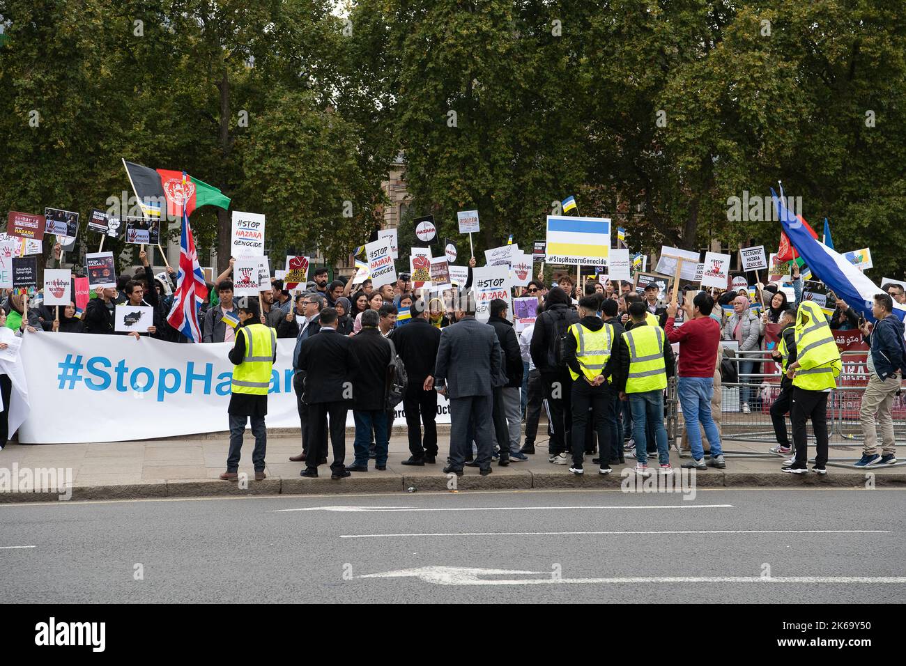 Westminster, London, Großbritannien. 12.. Oktober 2022. Hunderte von Männern, Frauen und Kindern veranstalteten heute nach dem Selbstmordanschlag am 30.. September im Kaaj Higher Educational Center in Kabul, Afghanistan, einen Stop-Hazara-Genozid-Protest vor dem Parlament. Bei dem Selbstmordattentat wurden 53 Menschen getötet und über 100 verletzt. Viele von ihnen waren junge Hazara-Mädchen, die zum Zeitpunkt des Angriffs Prüfungen abgelegt hatten. Niemand hat die Verantwortung für die Morde übernommen. Quelle: Maureen McLean/Alamy Live News Stockfoto