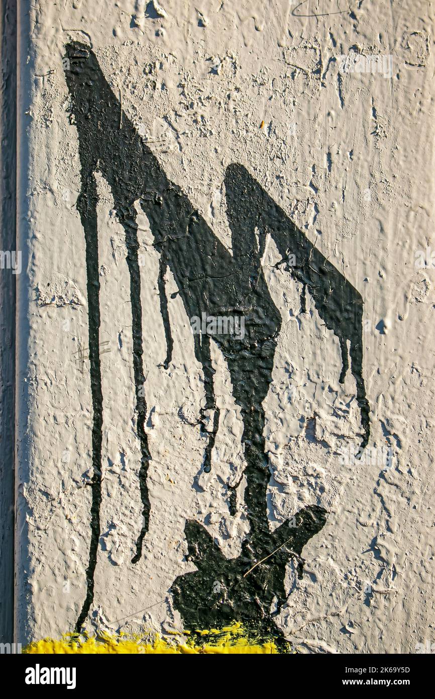 Hintergrund einer alten Zementwand mit Flecken verschütteter schwarzer Farbe. Abstrakte Textur. Stockfoto Hintergrund einer alten Zementwand mit Flecken verschütteter schwarzer Farbe. Abstrakte Textur. Stockfoto