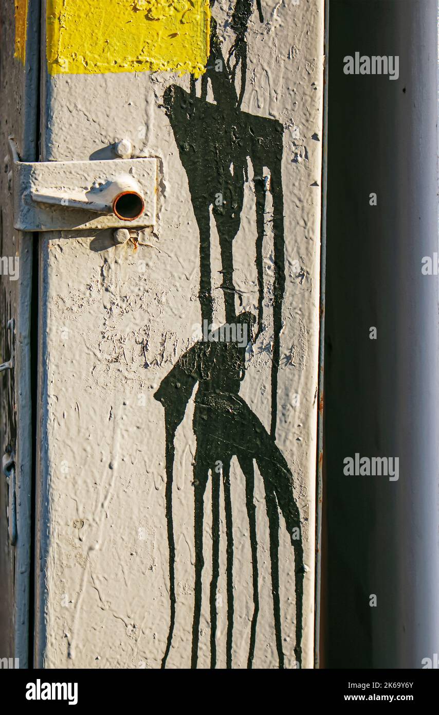 Hintergrund einer alten Zementwand mit Flecken verschütteter schwarzer Farbe. Abstrakte Textur. Stockfoto Hintergrund einer alten Zementwand mit Flecken verschütteter schwarzer Farbe. Abstrakte Textur. Stockfoto