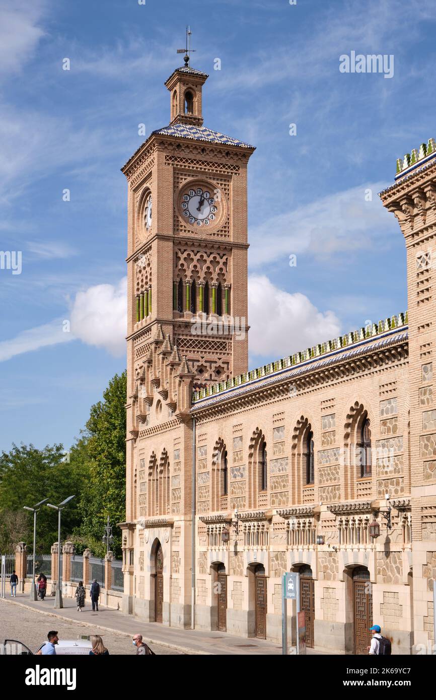 Nahaufnahme des Uhrturms des Bahnhofs Toledo, Toledo, Spanien. Stockfoto