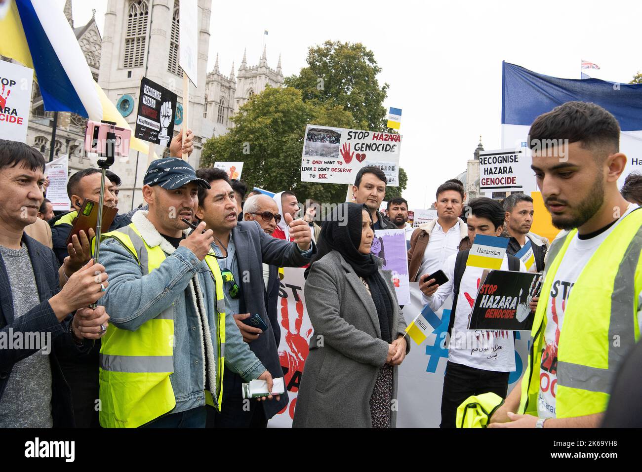 Westminster, London, Großbritannien. 12.. Oktober 2022. Hunderte von Männern, Frauen und Kindern veranstalteten heute nach dem Selbstmordanschlag am 30.. September im Kaaj Higher Educational Center in Kabul, Afghanistan, einen Stop-Hazara-Genozid-Protest vor dem Parlament. Bei dem Selbstmordattentat wurden 53 Menschen getötet und über 100 verletzt. Viele von ihnen waren junge Hazara-Mädchen, die zum Zeitpunkt des Angriffs Prüfungen abgelegt hatten. Niemand hat die Verantwortung für die Morde übernommen. Quelle: Maureen McLean/Alamy Live News Stockfoto