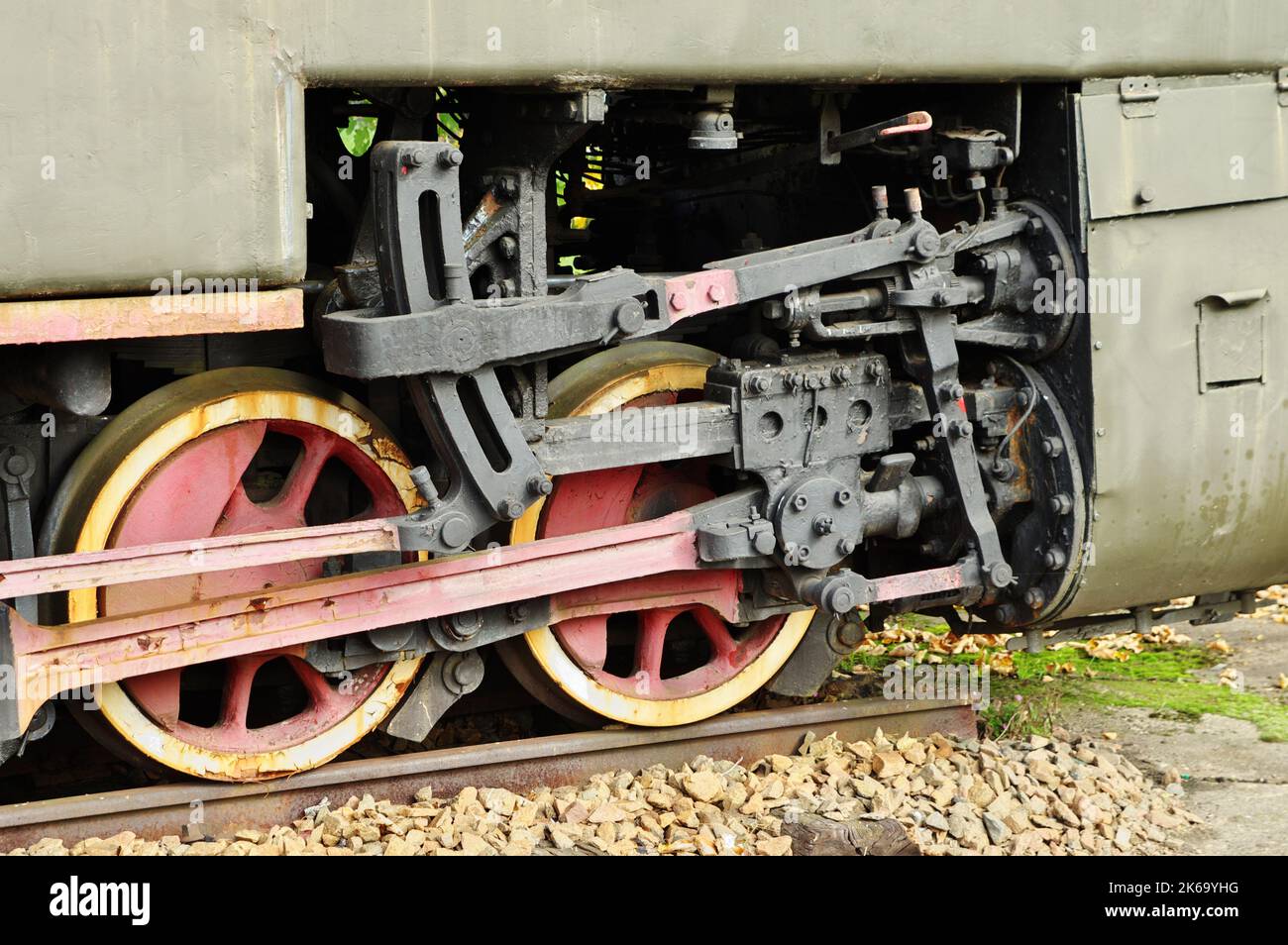Alte Schmalspurdampflokomotive. Teil des Fahrgestells mit Rädern, Kolben und Motor. Stockfoto