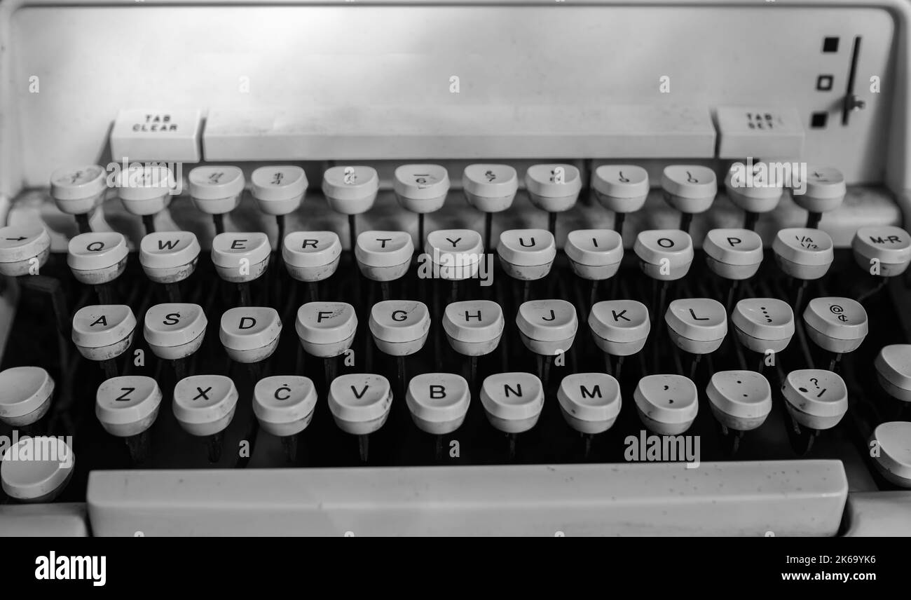 Ansicht einer antiken Handbuchschreibmaschine aus Holz. Nahaufnahme einer weißen und rostigen Vintage-Schreibmaschine. Detail der Tastatur einer Schreibmaschine. Niemand, verschwimmt Stockfoto