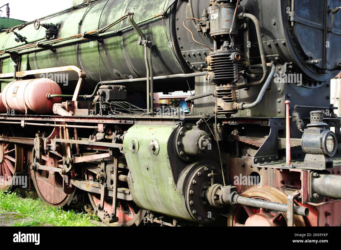 Der vordere Teil einer Dampflokomotive. Ein Fragment des Kessels, der Räder, der Kolben und der Laterne sind sichtbar. Stockfoto