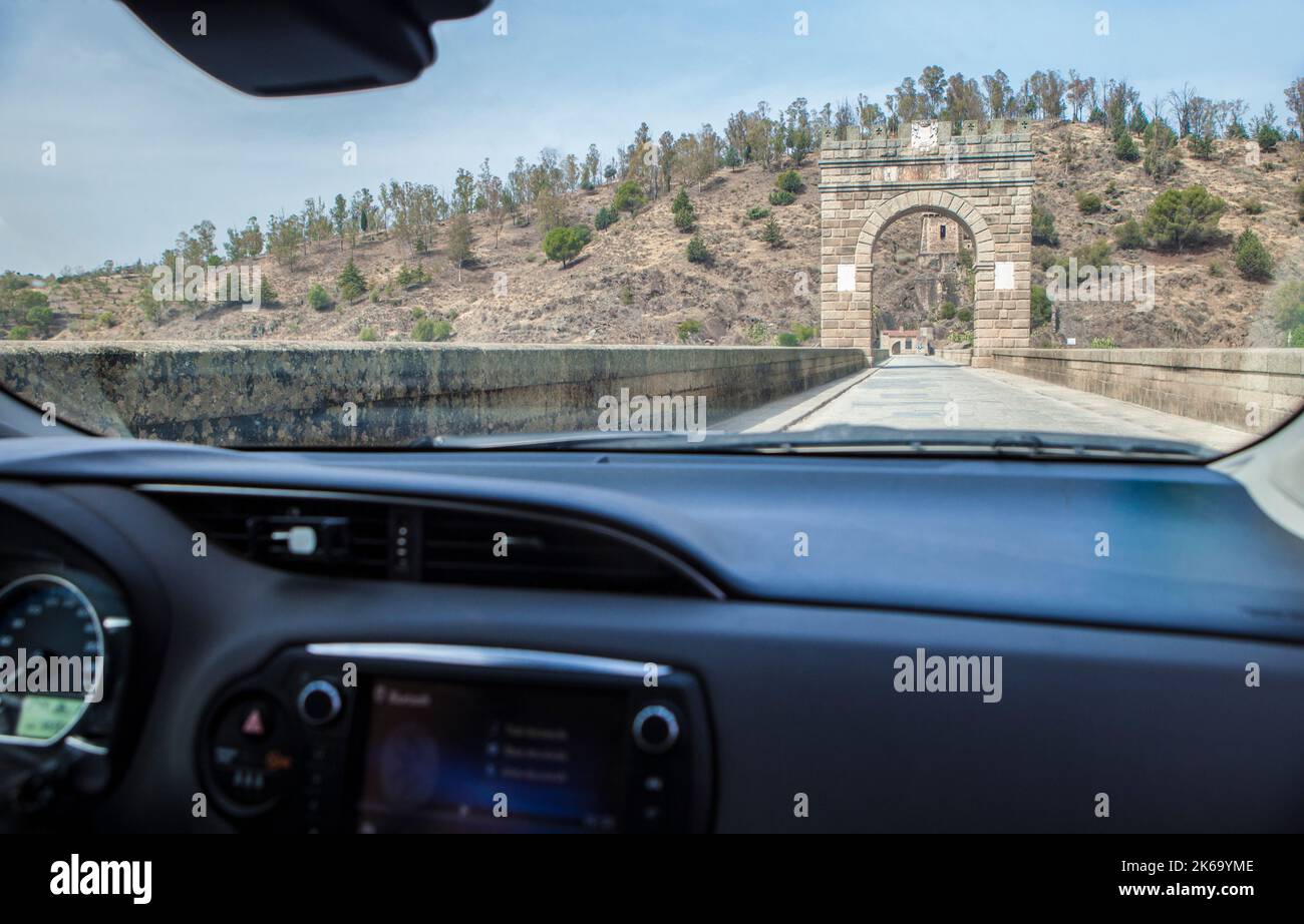 Überquerung der römischen Brücke von Alcantara, die noch aus dem 2. Jahrhundert v. Chr. in Gebrauch ist. Blick von der Innenseite des Autos Stockfoto