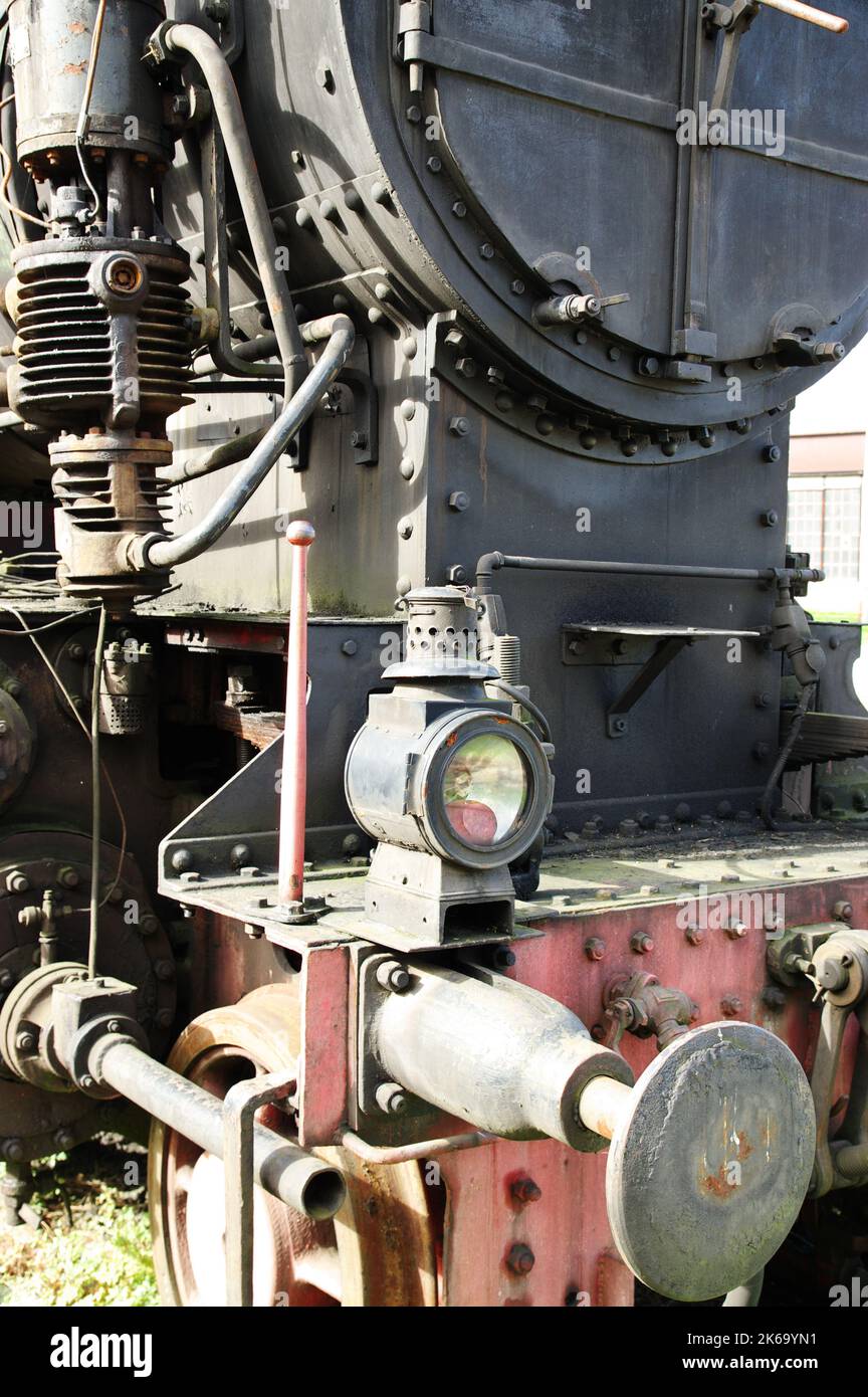 Der vordere Teil einer Dampflokomotive. Ein Teil des Kessels, Räder, Kolben, Laterne und Stoßstange sind sichtbar. Stockfoto