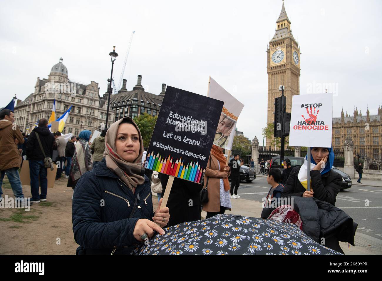 Westminster, London, Großbritannien. 12.. Oktober 2022. Hunderte von Männern, Frauen und Kindern veranstalteten heute nach dem Selbstmordanschlag am 30.. September im Kaaj Higher Educational Center in Kabul, Afghanistan, einen Stop-Hazara-Genozid-Protest vor dem Parlament. Bei dem Selbstmordattentat wurden 53 Menschen getötet und über 100 verletzt. Viele von ihnen waren junge Hazara-Mädchen, die zum Zeitpunkt des Angriffs Prüfungen abgelegt hatten. Niemand hat die Verantwortung für die Morde übernommen. Quelle: Maureen McLean/Alamy Live News Stockfoto