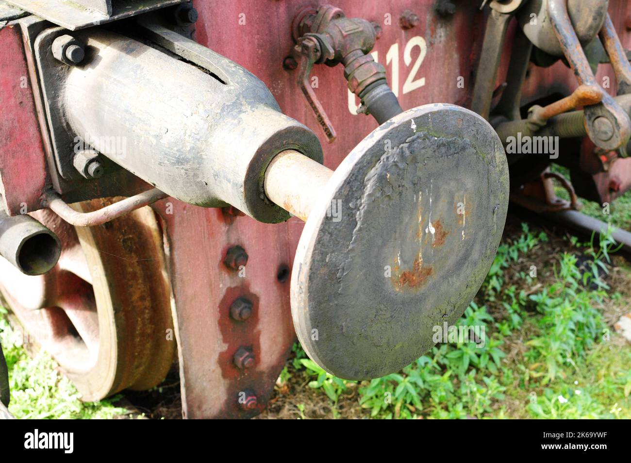 Der vordere Teil einer Dampflokomotive. Ein Fragment der Räder, Kolben und Stoßfänger sind sichtbar. Stockfoto