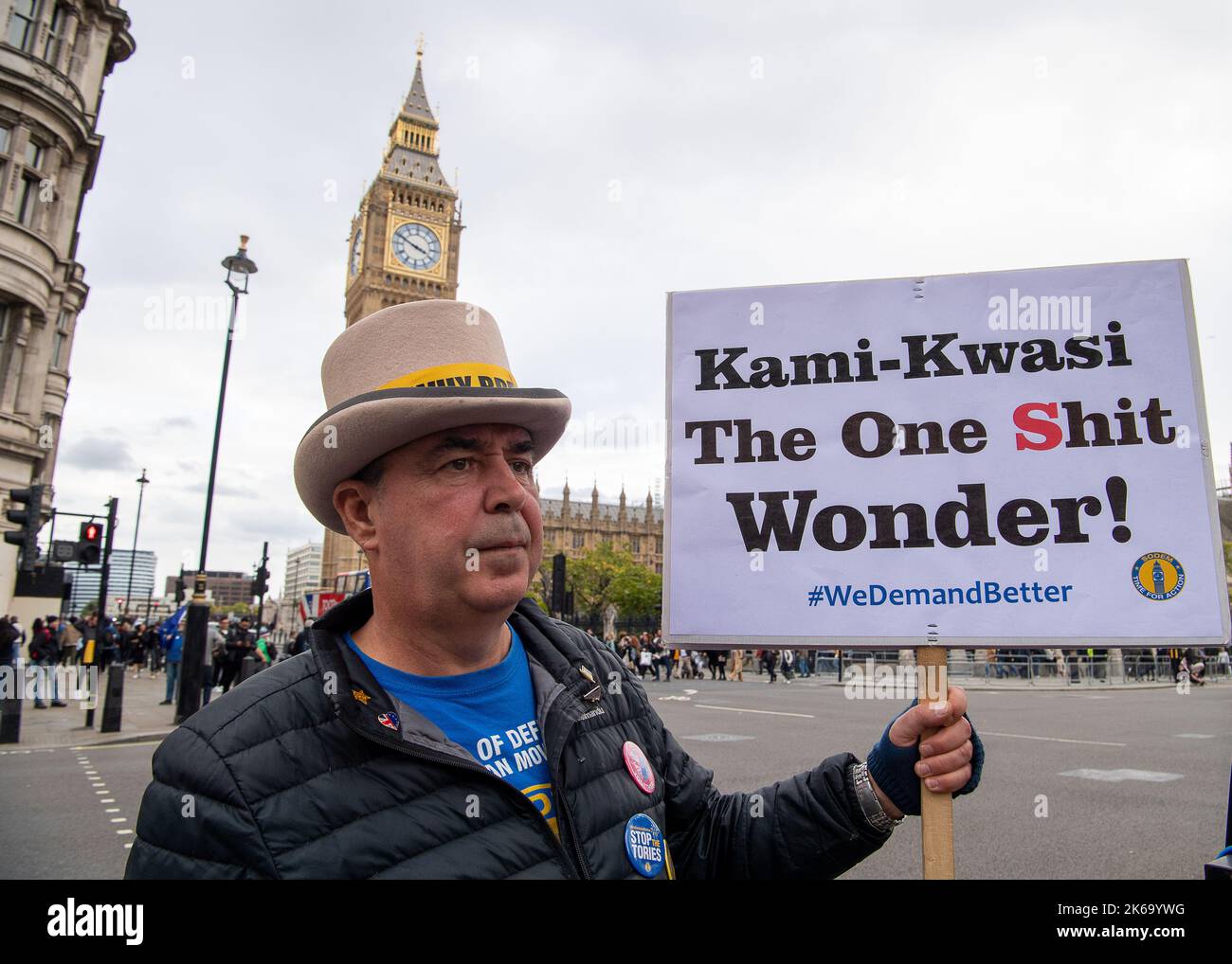 Westminster, London, Großbritannien. 12.. Oktober 2022. Steve Bray, bekannt als Mr. Brexit, war heute vor dem Parlament mit Anti-Tory-Demonstranten und deren Wir fordern bessere Plakate. Quelle: Maureen McLean/Alamy Live News Stockfoto