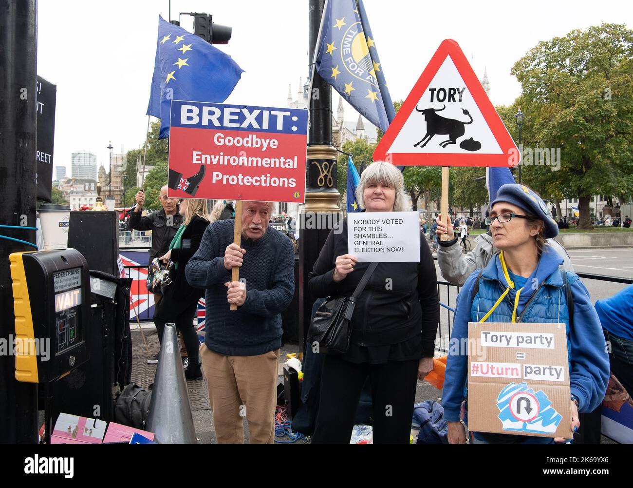 Westminster, London, Großbritannien. 12.. Oktober 2022. Steve Bray, bekannt als Mr. Brexit, war heute vor dem Parlament mit Anti-Tory-Demonstranten und deren Wir fordern bessere Plakate. Quelle: Maureen McLean/Alamy Live News Stockfoto