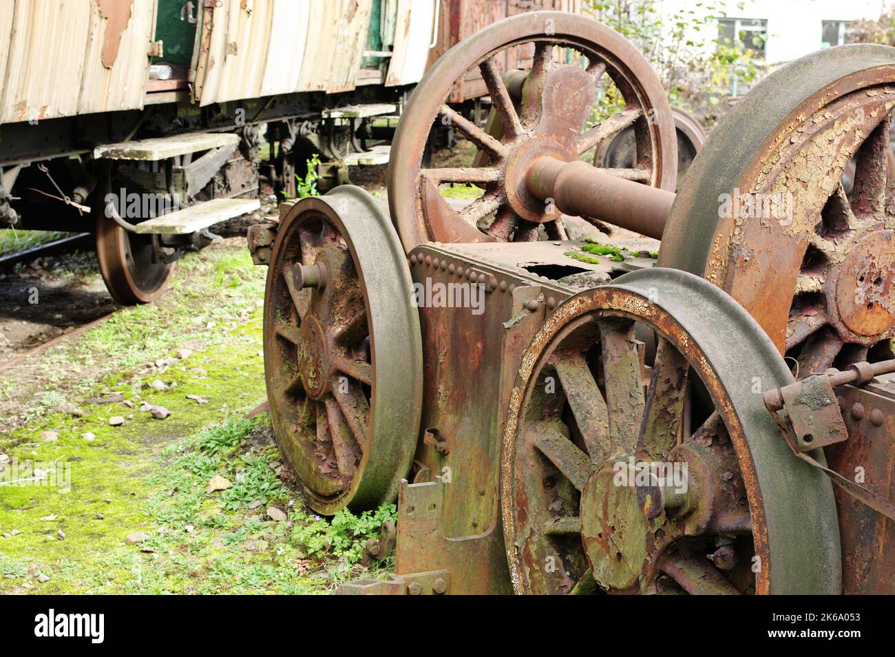 Alte Dampflokomotive. Ein Teil der Federung. Räder und Kolben sind sichtbar. Stockfoto
