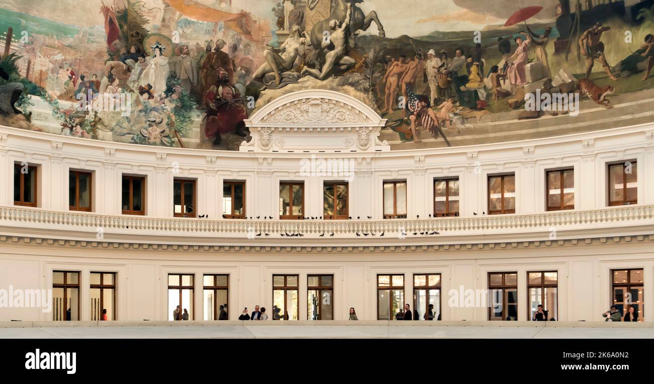 Das Innere des ehemaligen Bourse de Commerce-Gebäudes in Paris, Frankreich, mit Taubenstatuen, beherbergt heute die Kunstsammlung der Familie Pinault Stockfoto