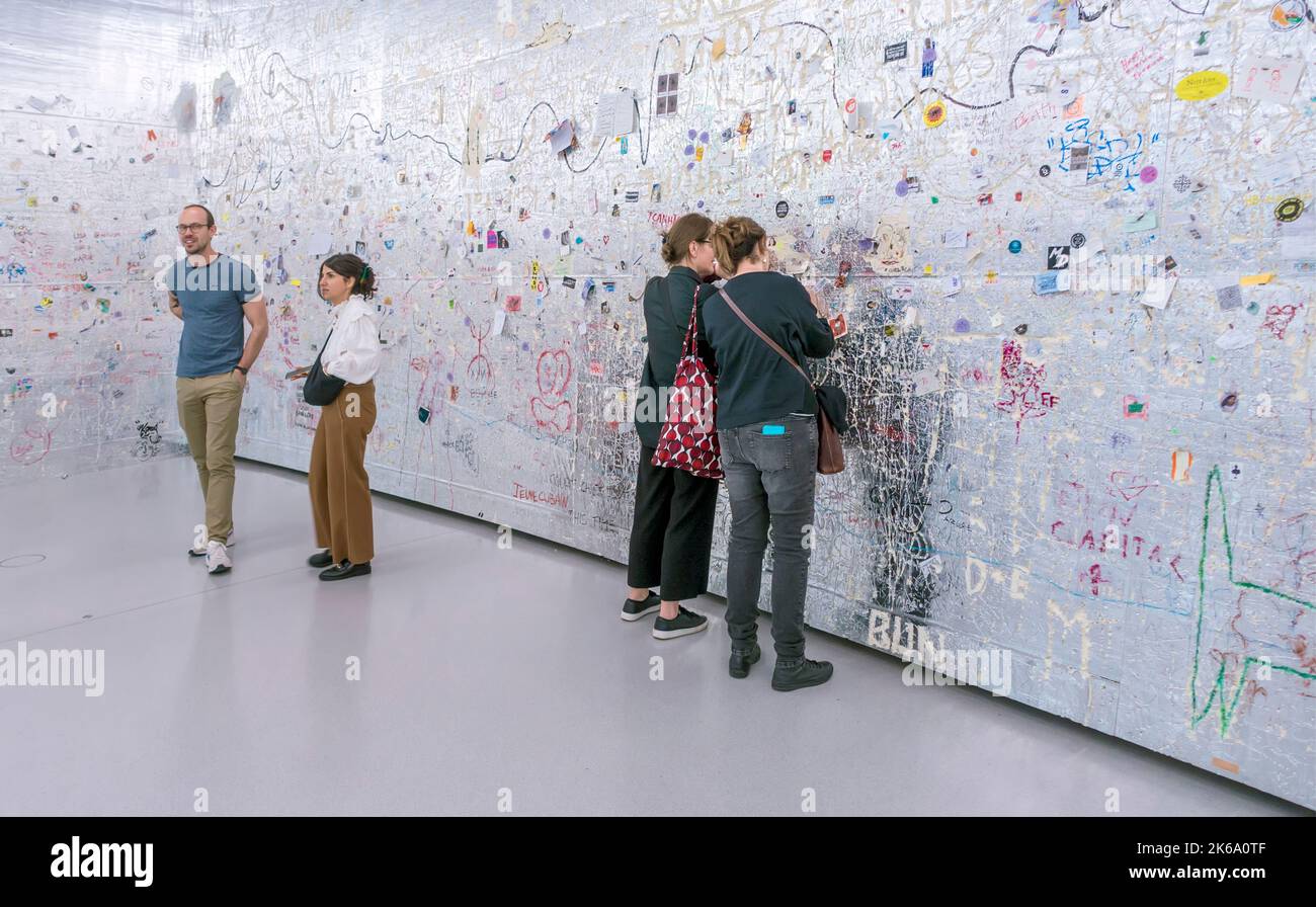 Menschen, die die Graffiti-Mauer in der Pinault-Sammlung in der ehemaligen Bourse de Commerce, Paris, Francegrafitti, betrachten und dazu beitragen Stockfoto
