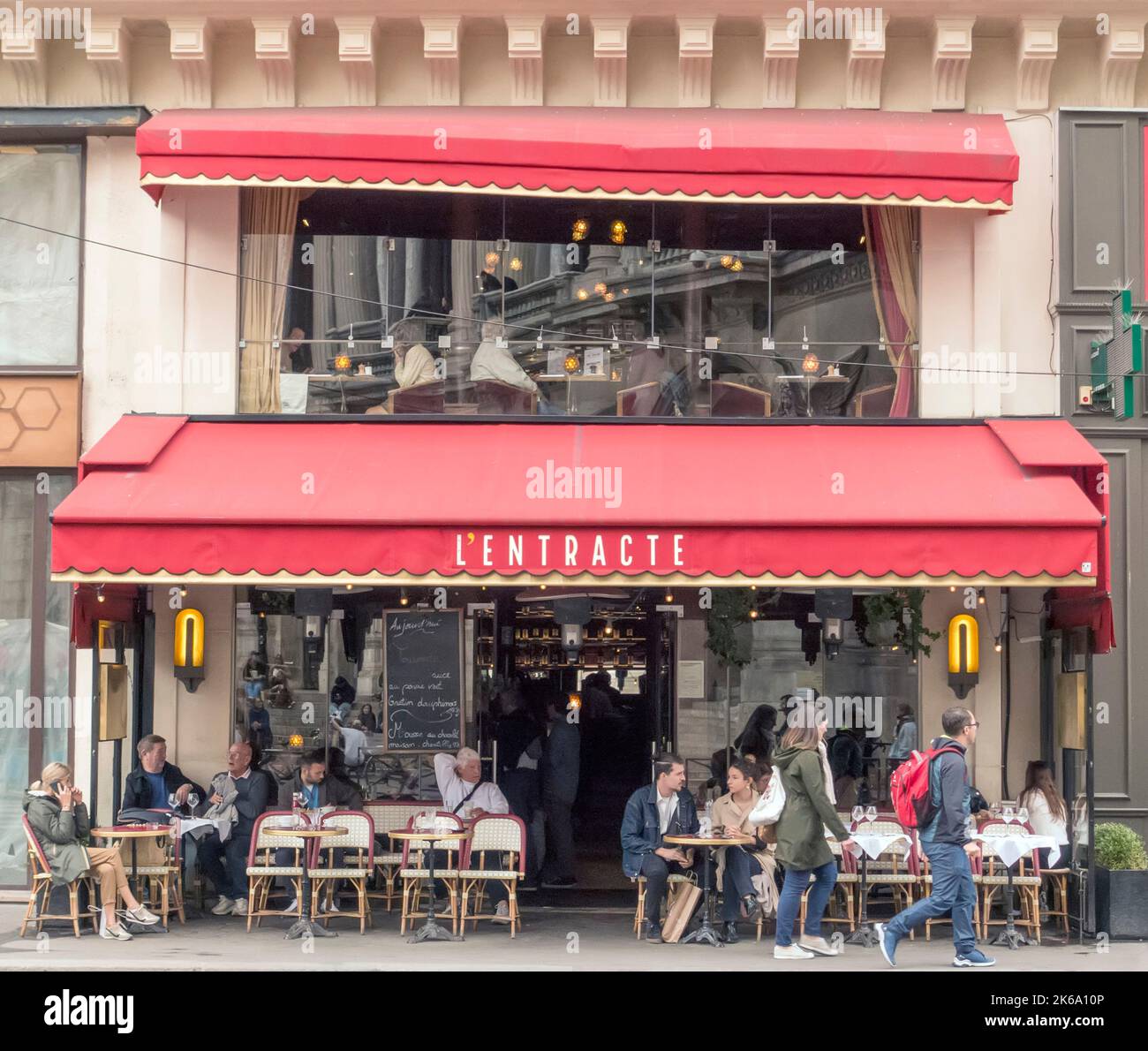 Menschen, die draußen in einem Café im Opernviertel von Paris, Frankreich, sitzen Stockfoto