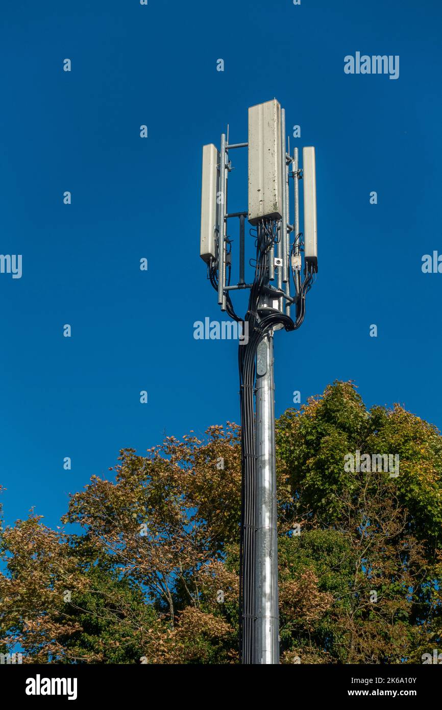 Mobilfunkmast, Mobilfunkmast, blauer Himmel, Mobilfunkmast, Kearsney Bahnhof, Dover, Kent Stockfoto