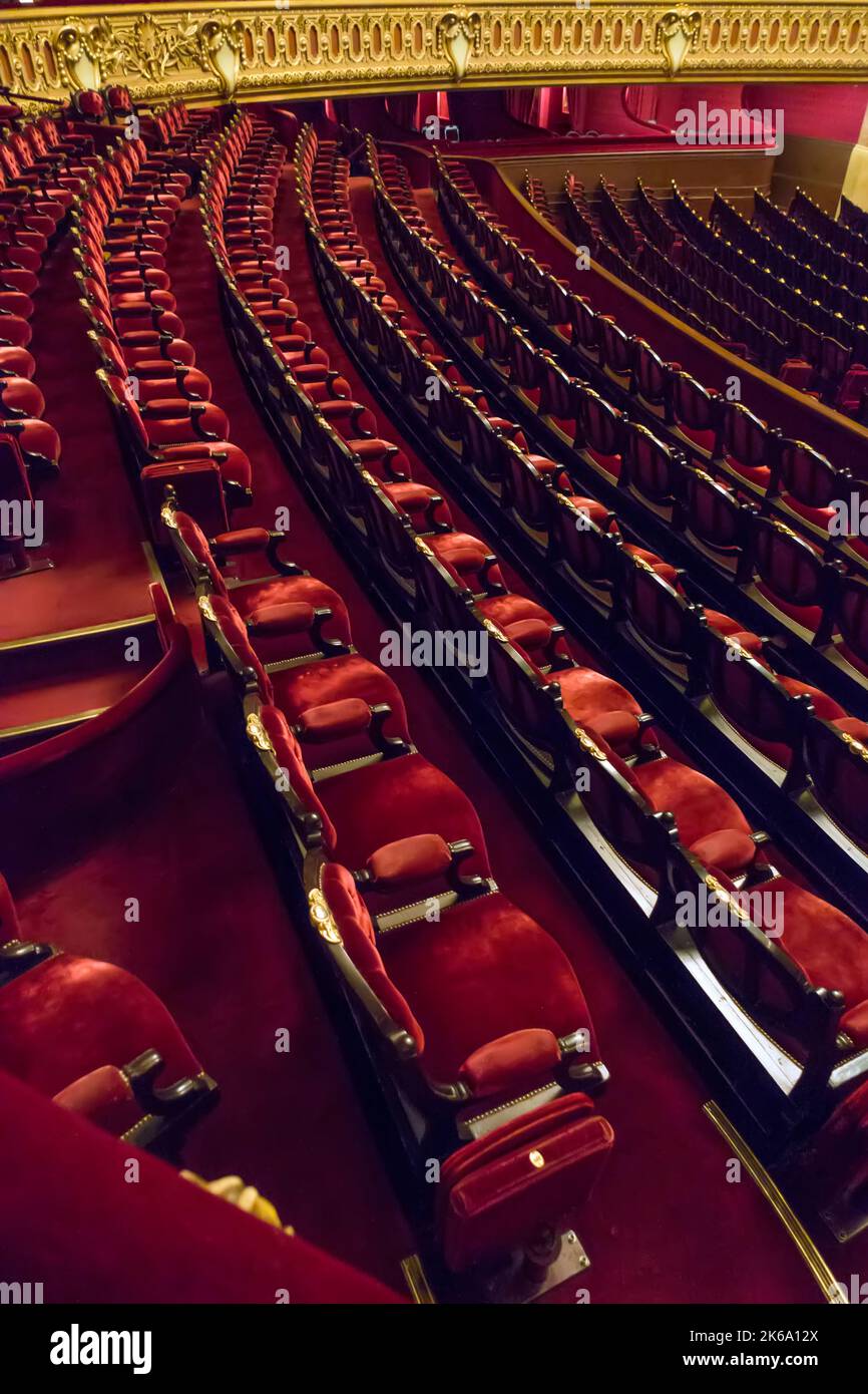 Sitzplätze im Orchesterbereich des Opernhauses Palais Garnier in Paris, Frankreich Stockfoto