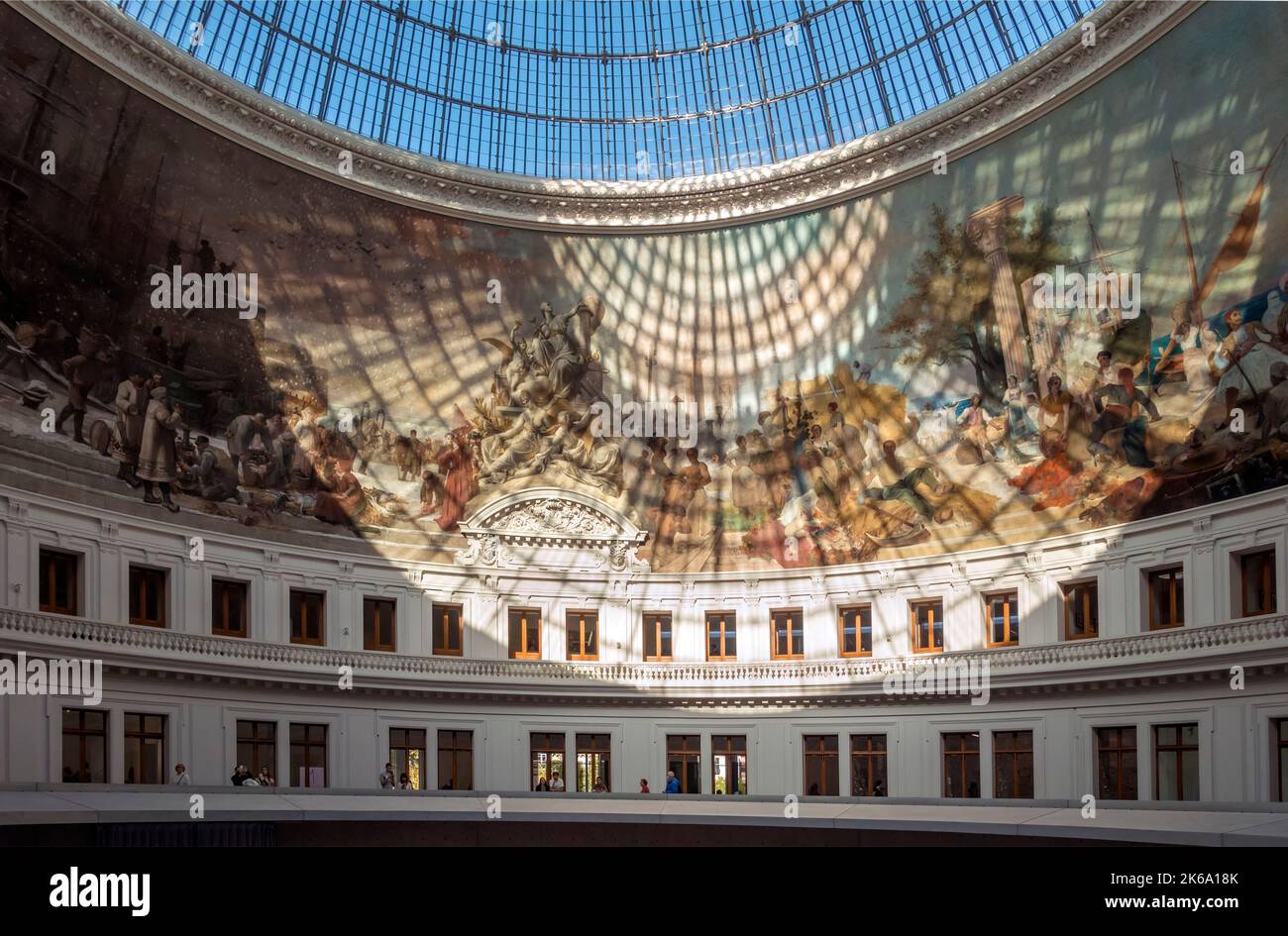 Sonnenlicht, das durch die Glaskuppel des Bourse de Commerce-Gebäudes in Paris, Frankreich, scheint, ist heute die Heimat der Kunstsammlung der Familie Pinault Stockfoto
