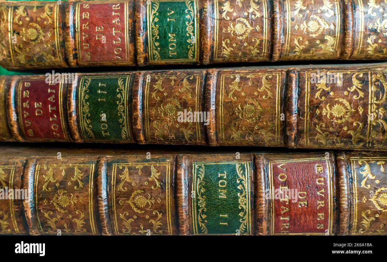 Vintage französischsprachiges ledergebundenes Buch über die Werke von Voltaire Stockfoto