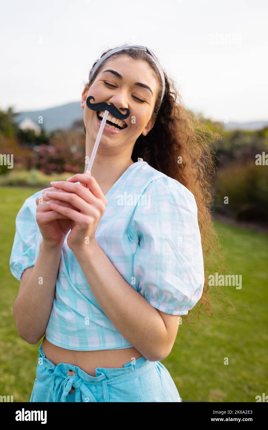 Porträt einer glücklichen Weißen mit falschem Schnurrbart Stockfoto