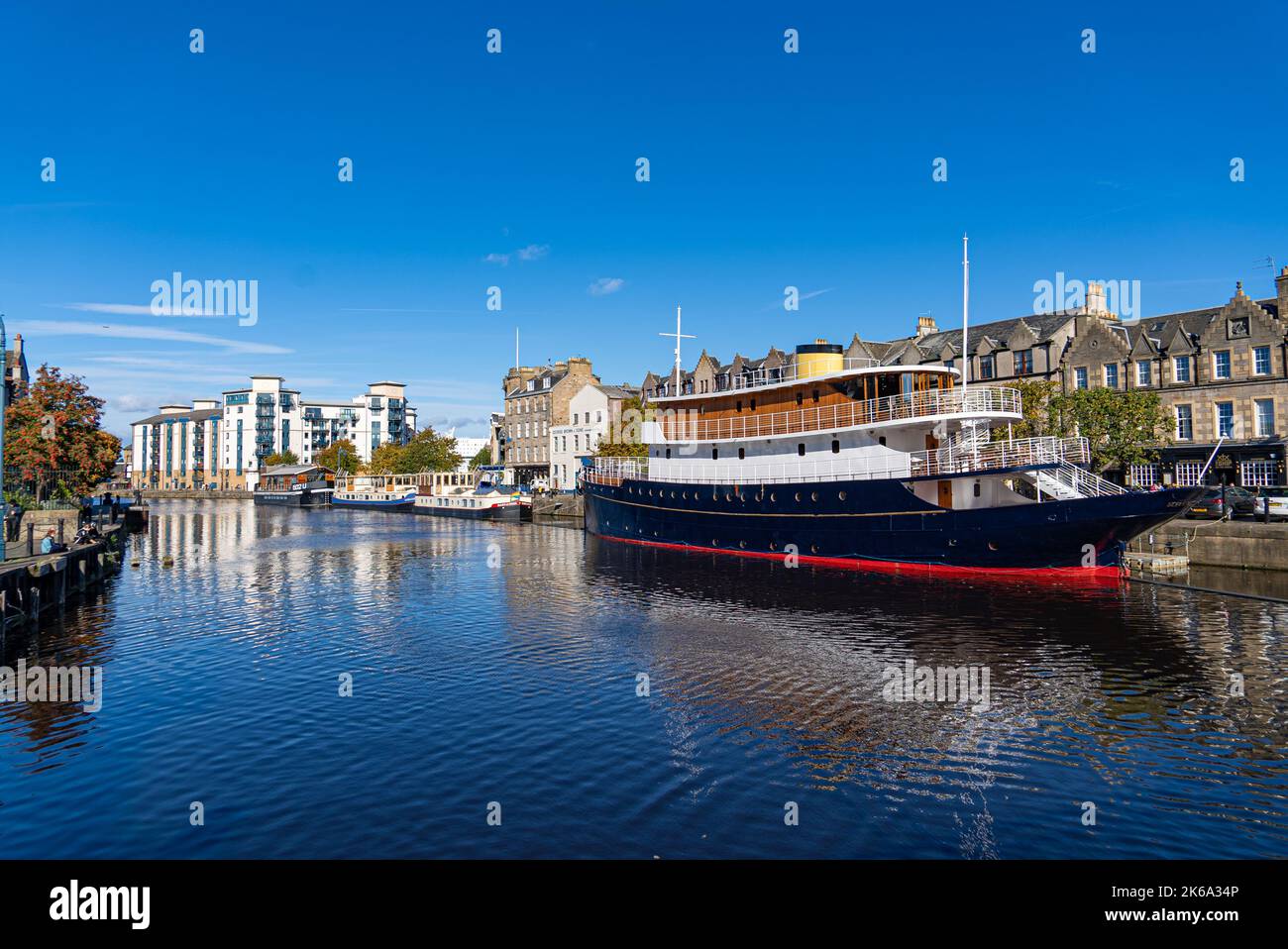 Boot auf dem Fluss Leith in Edinburgh Stockfoto