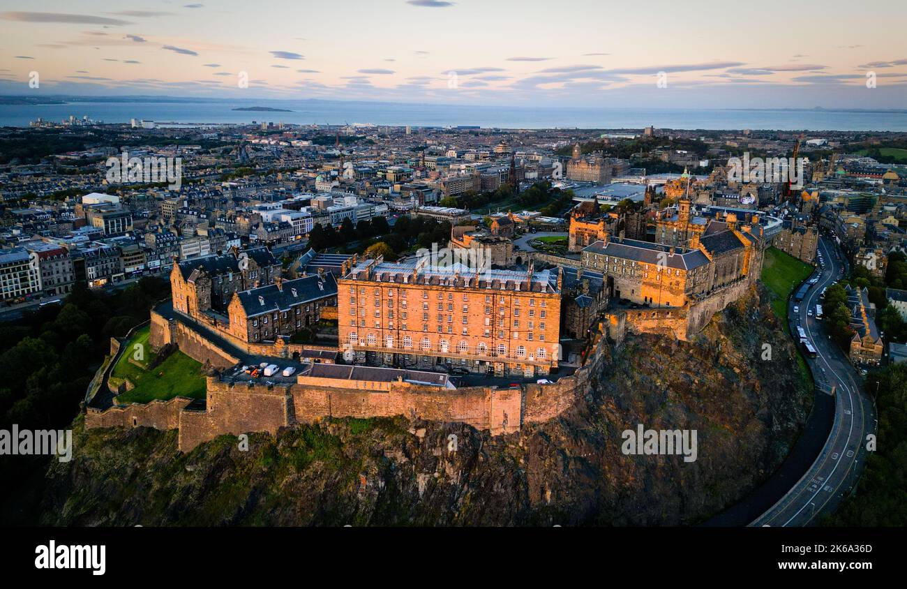 Edinburgh Castle am Abend - Luftaufnahme Stockfoto