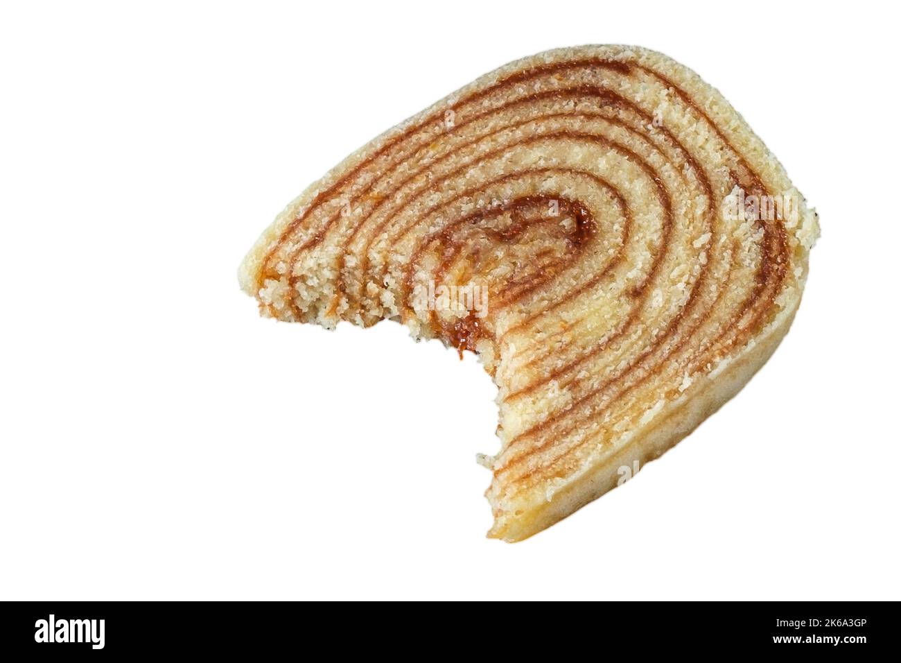 Nahaufnahme der Bolo de rolo Scheibe mit einem Bissen (weißer Hintergrund). Stockfoto