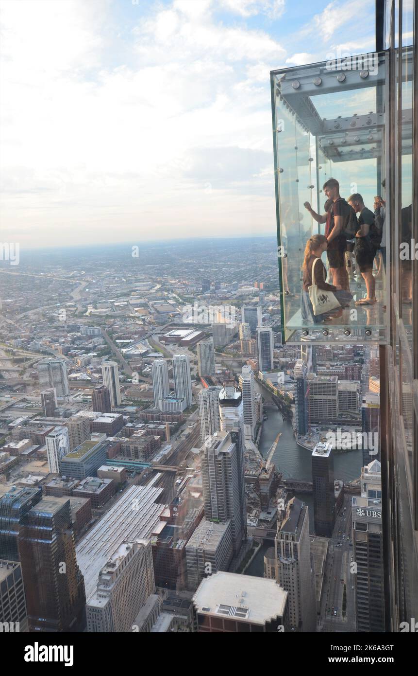 Chicago, Illinois, USA - 13. August 2015: Menschen stehen in einer Glasbox des Willis Tower Skydeck Ledge Stockfoto