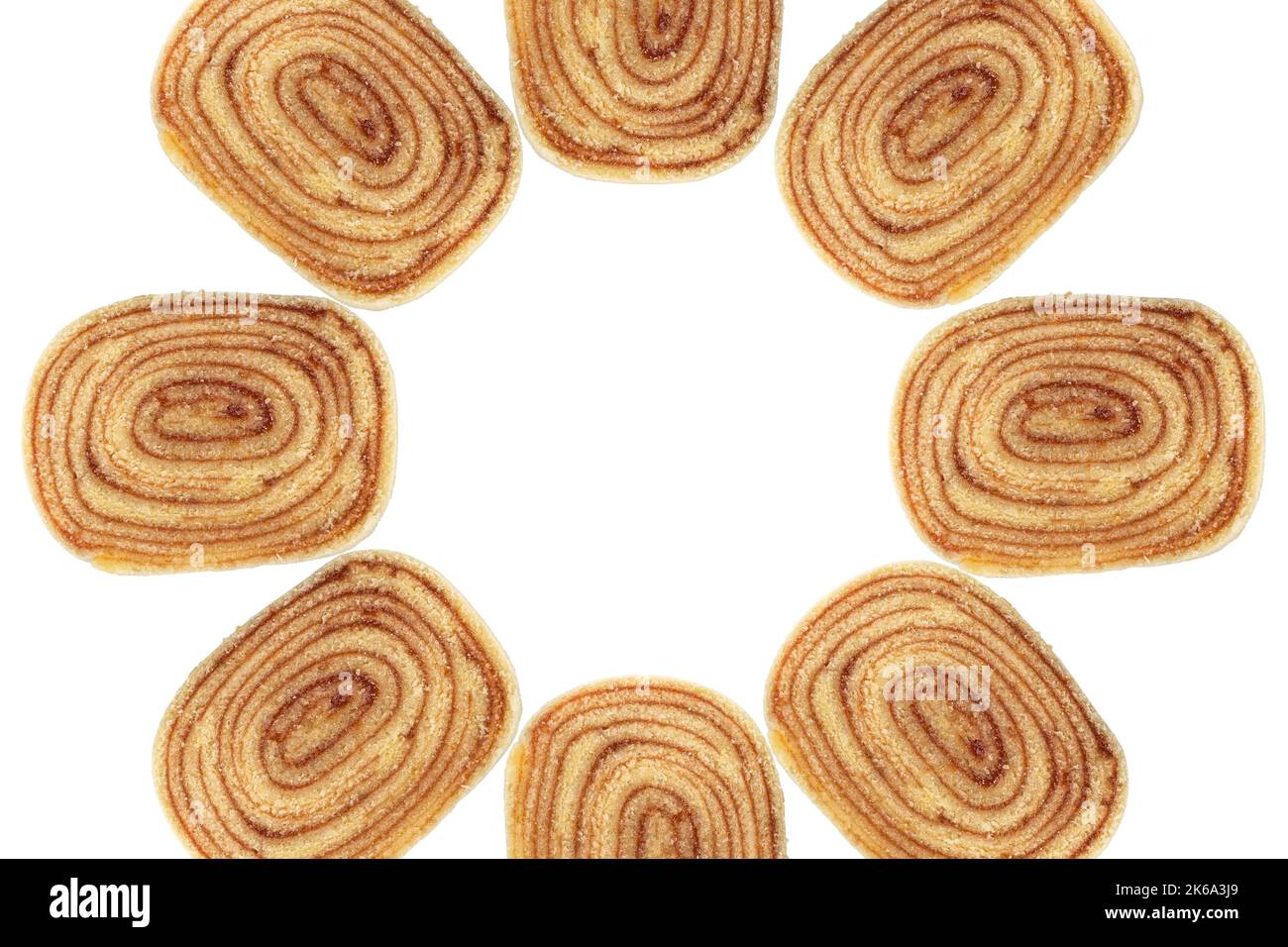 Mehrere Scheiben bolo de rolo (Rollkuchen) bilden eine Circle top-Ansicht (weißer Hintergrund). Stockfoto