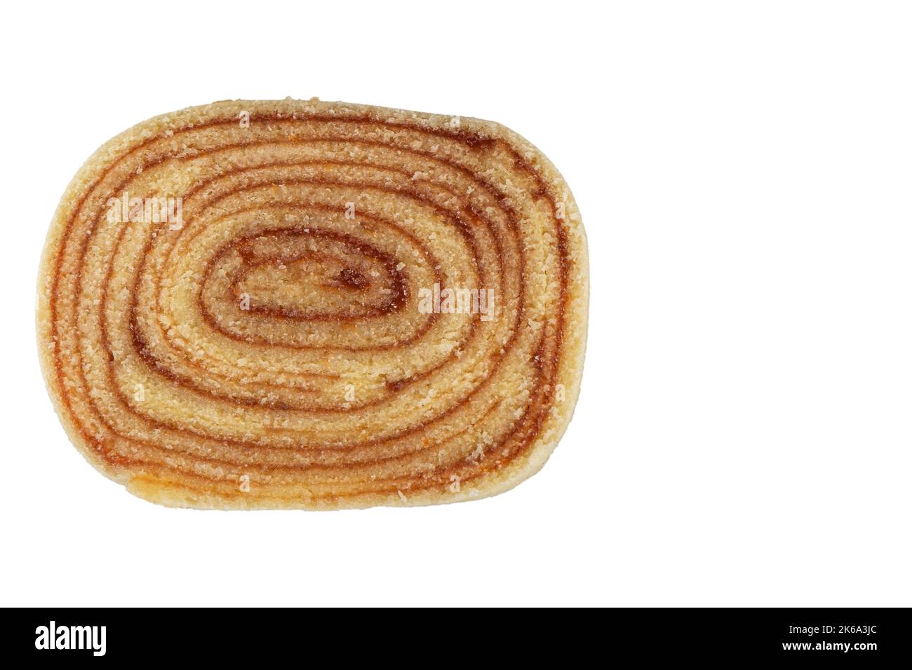 Nahaufnahme einer Scheibe bolo de rolo (Roll Cake) top view (weißer Hintergrund). Stockfoto