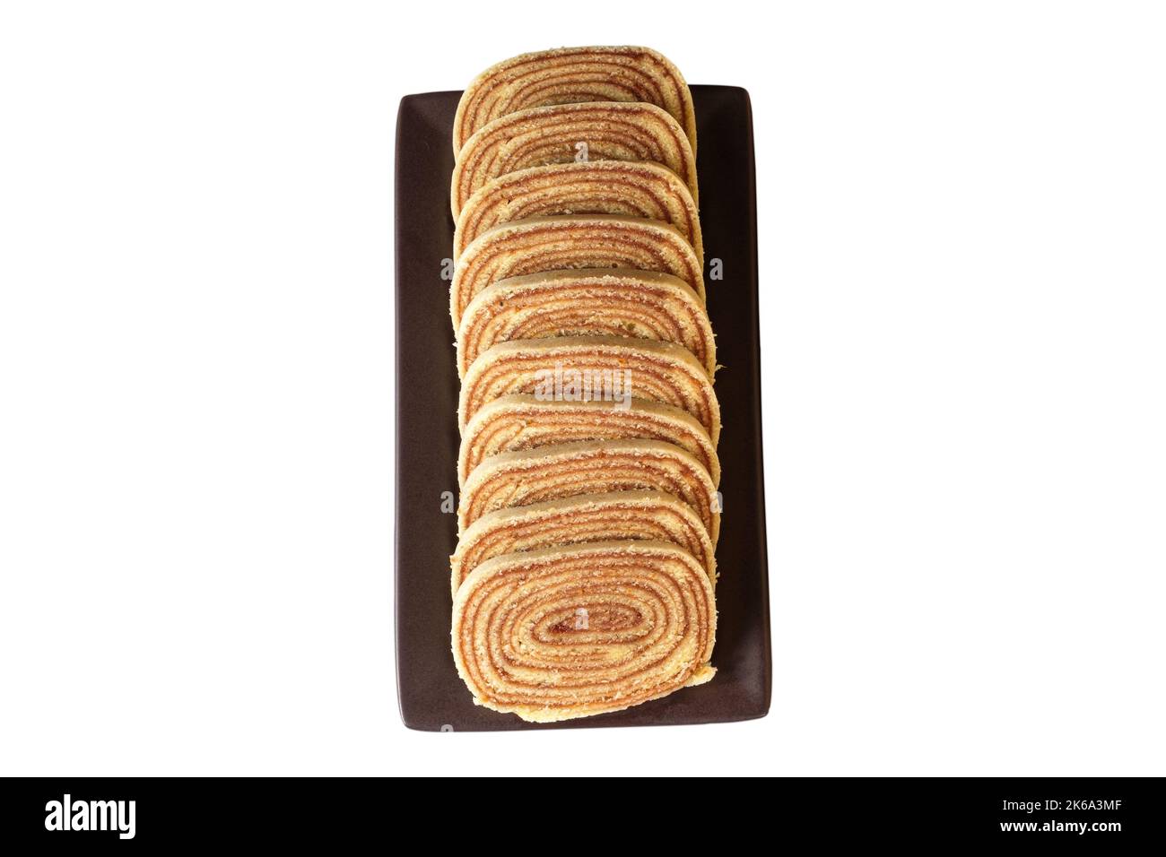 Geschnittenes Bolo de rolo auf brauner plate top Ansicht (weißer Hintergrund). Stockfoto