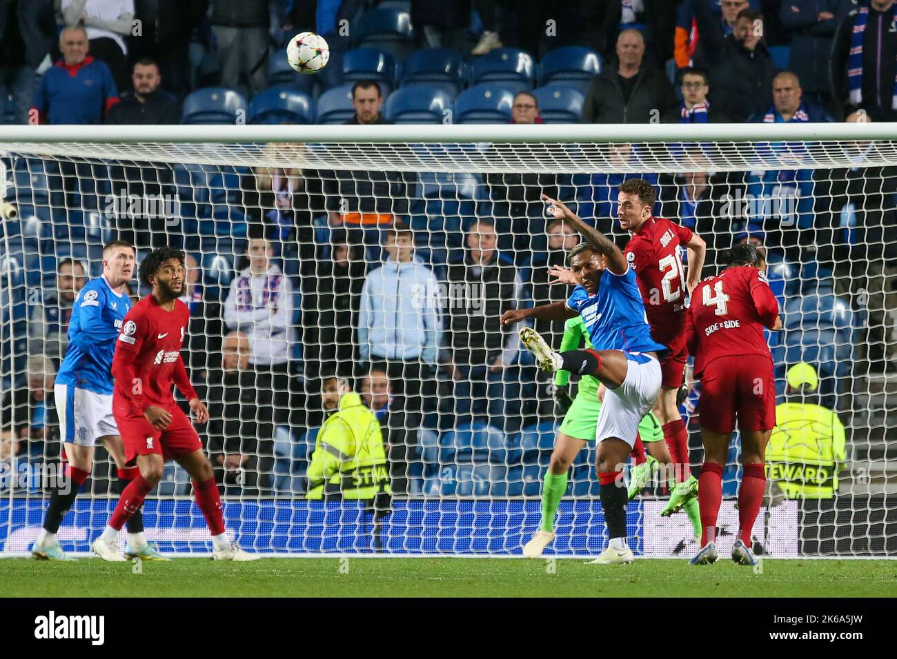 Glasgow, Großbritannien. 12. Oktober 2022. Im zweiten Spiel der Gruppenetappen der Champions League spielen die Rangers FC im Ibrox, dem Heimstadion der Rangers in Glasgow, zwischen diesen beiden Teams den FC Liverpool. Das erste Spiel zwischen diesen beiden Teams in der Champions League, Liverpool gewann 2 - 0. Kredit: Findlay/Alamy Live Nachrichten Stockfoto