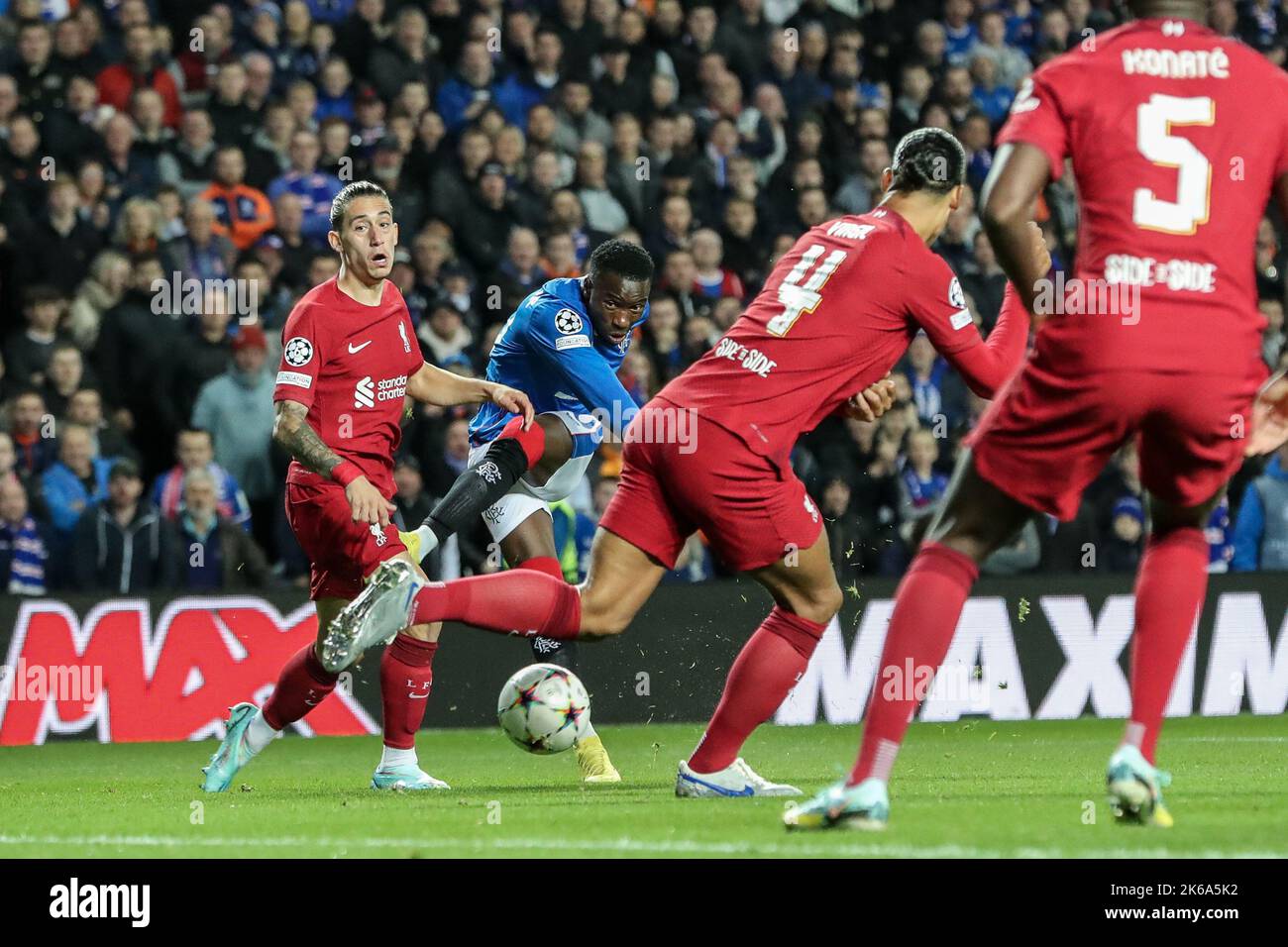 Glasgow, Großbritannien. 12. Oktober 2022. Im zweiten Spiel der Gruppenetappen der Champions League spielen die Rangers FC im Ibrox, dem Heimstadion der Rangers in Glasgow, zwischen diesen beiden Teams den FC Liverpool. Das erste Spiel zwischen diesen beiden Teams in der Champions League, Liverpool gewann 2 - 0. Kredit: Findlay/Alamy Live Nachrichten Stockfoto