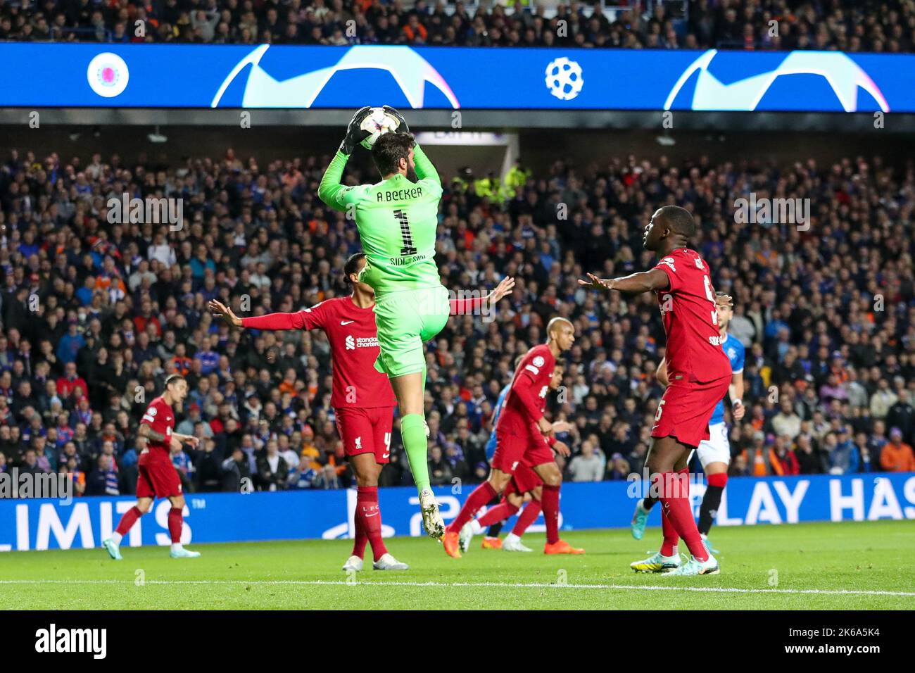 Glasgow, Großbritannien. 12. Oktober 2022. Im zweiten Spiel der Gruppenetappen der Champions League spielen die Rangers FC im Ibrox, dem Heimstadion der Rangers in Glasgow, zwischen diesen beiden Teams den FC Liverpool. Das erste Spiel zwischen diesen beiden Teams in der Champions League, Liverpool gewann 2 - 0. Kredit: Findlay/Alamy Live Nachrichten Stockfoto