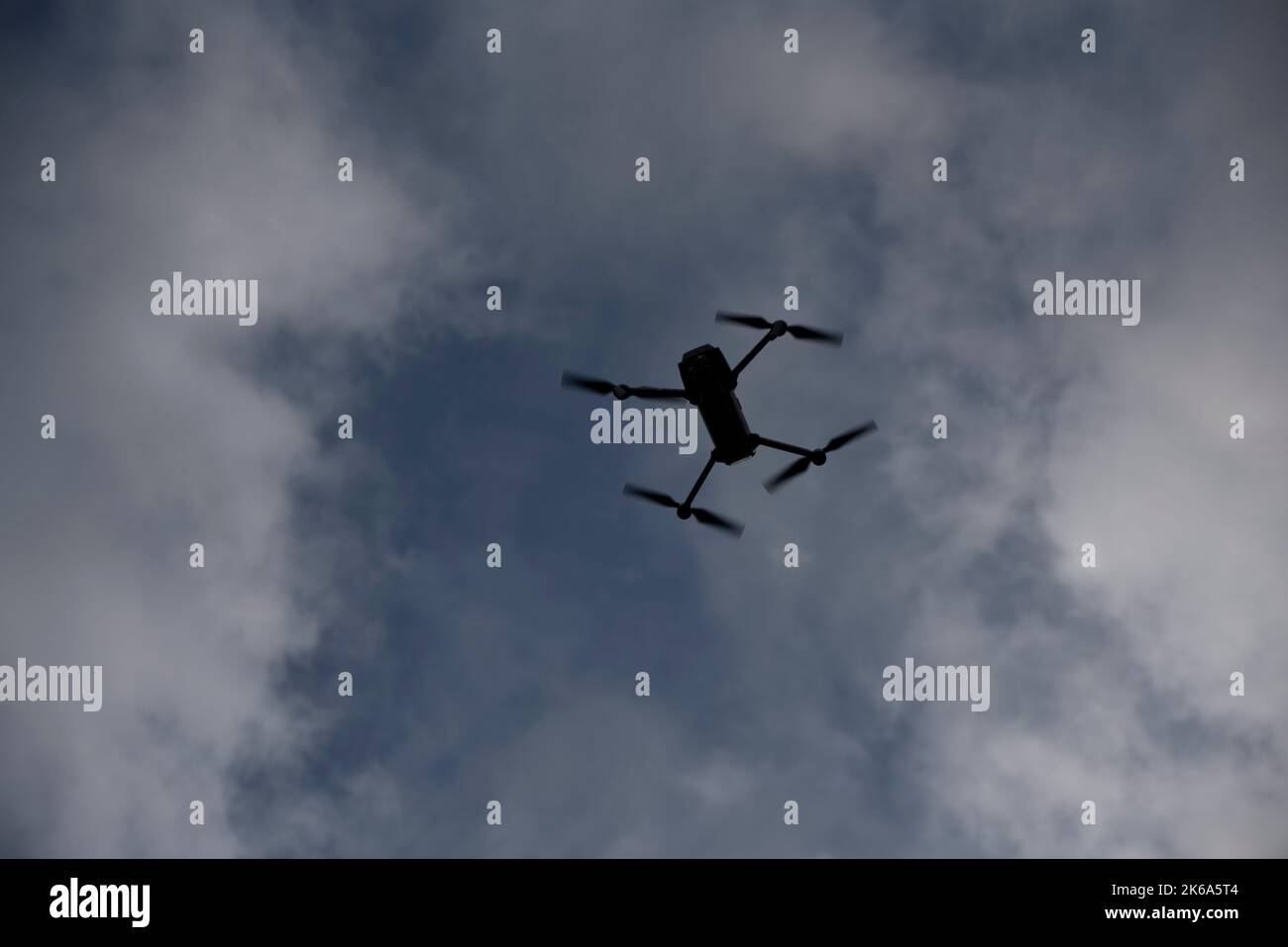 Silhouette der unbemannten Luftfahrzeug Drohne schwebt über Stockfoto