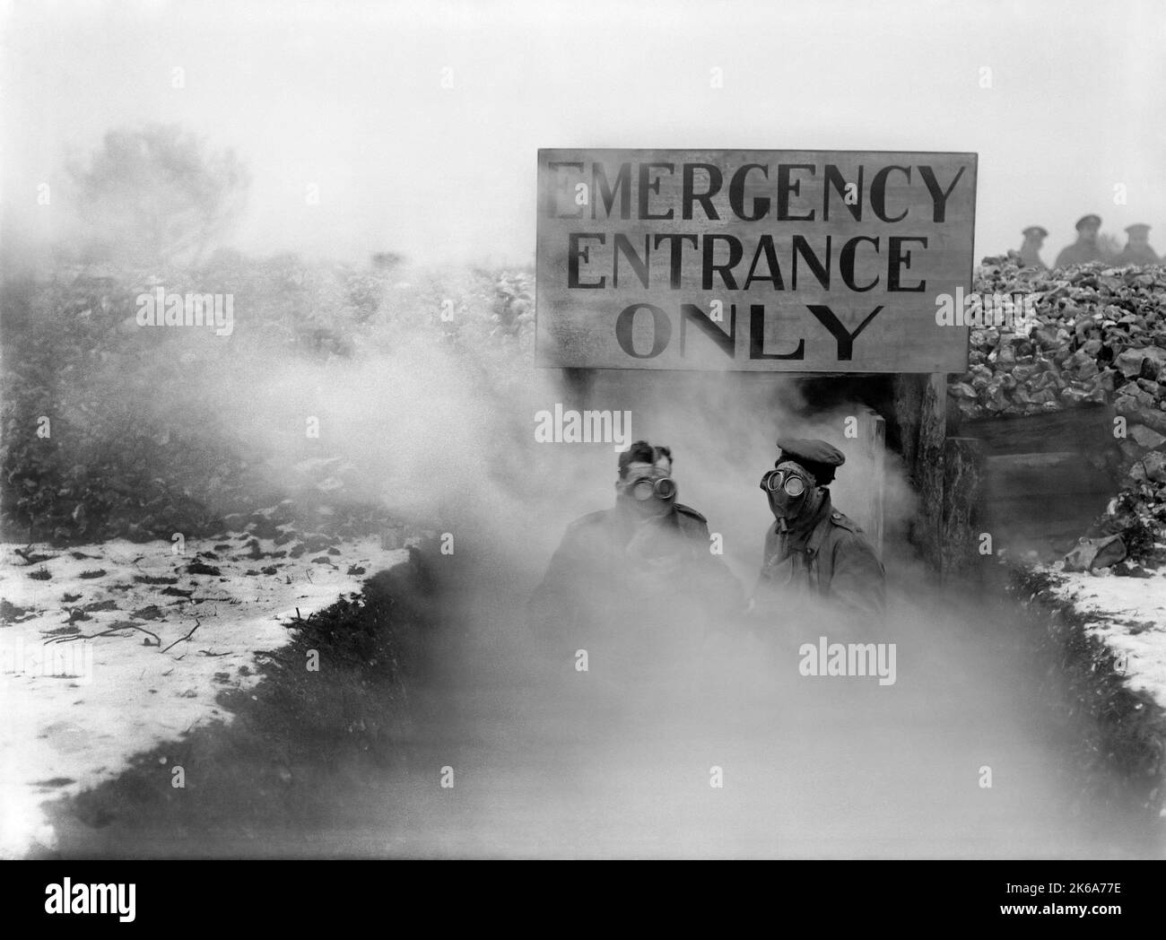 Soldaten, die Gasmasken tragen, tauchen durch die tödlichen Dämpfe eines Gasangriffs auf. Stockfoto
