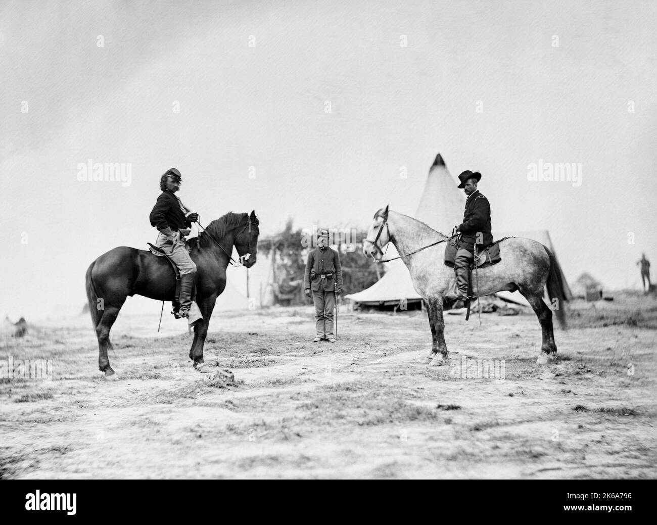 Kapitän George Armstrong Custer mit Generalmajor Alfred Pleasonton zu Pferd während des amerikanischen Bürgerkrieges. Stockfoto